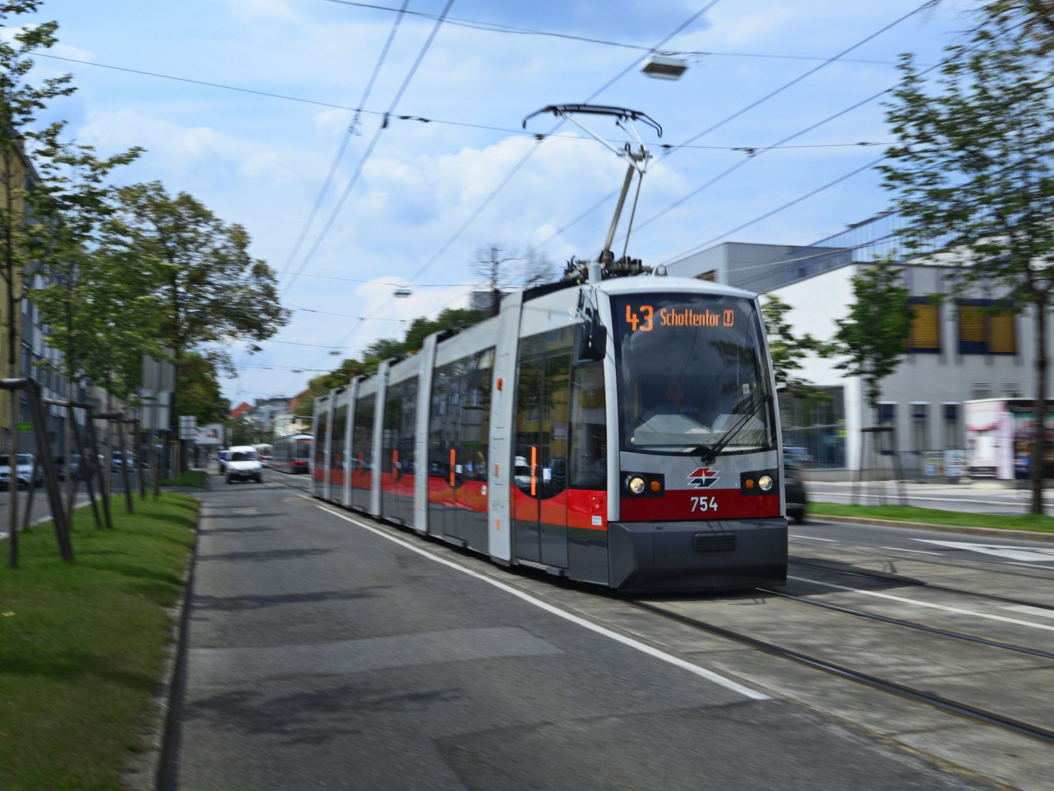 Ein 68-Jähriger wurde am Mittwochabend von einer Wiener 43er-Straßenbahn erfasst und tödlich verletzt.
