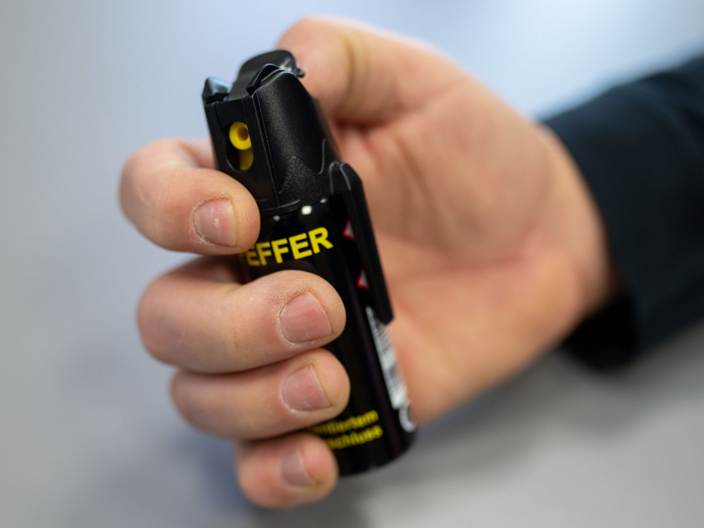 Die Polizei musste Pfefferspray einsetzen, um den aggressiven Mann festnehmen zu können. Die Polizei musste Pfefferspray einsetzen, um den aggressiven Mann festnehmen zu können.
