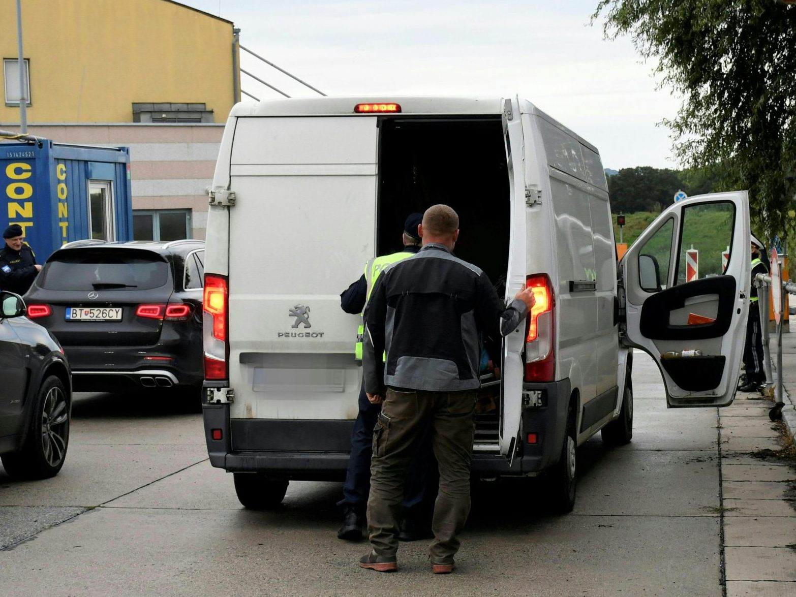 Österreich verlängert die Grenzkontrollen zu Tschechien und Slowakei.