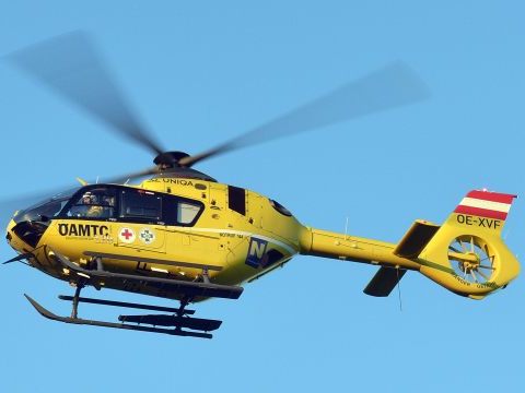 Ein Notarzthubschrauber flog den 40-Jährigen in das Universitätsklinikum Krems.