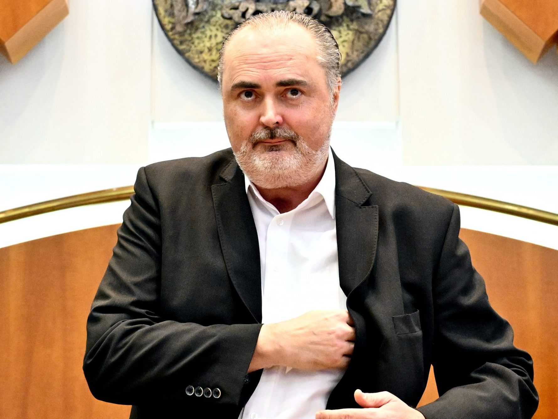 Burgenlands Landeshauptmann Doskozil wird erneut am Kehlkopf operiert. Burgenlands Landeshauptmann Doskozil wird erneut am Kehlkopf operiert.