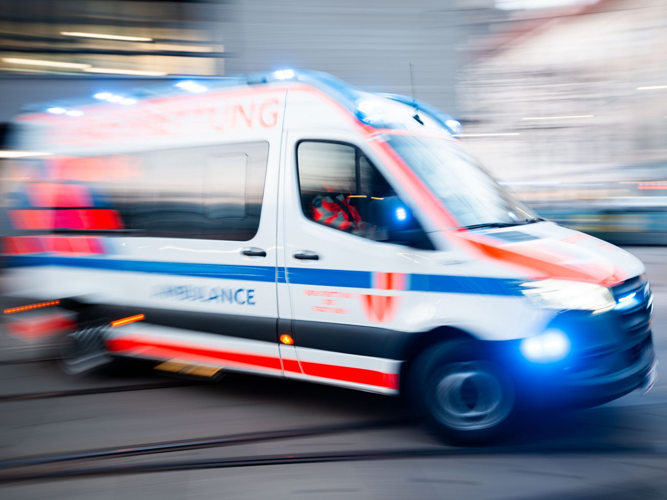 Die Einbrecher verletzten den 37-Jährigen schwer, er musste ins Spital gebracht werden. Die Einbrecher verletzten den 37-Jährigen schwer, er musste ins Spital gebracht werden.