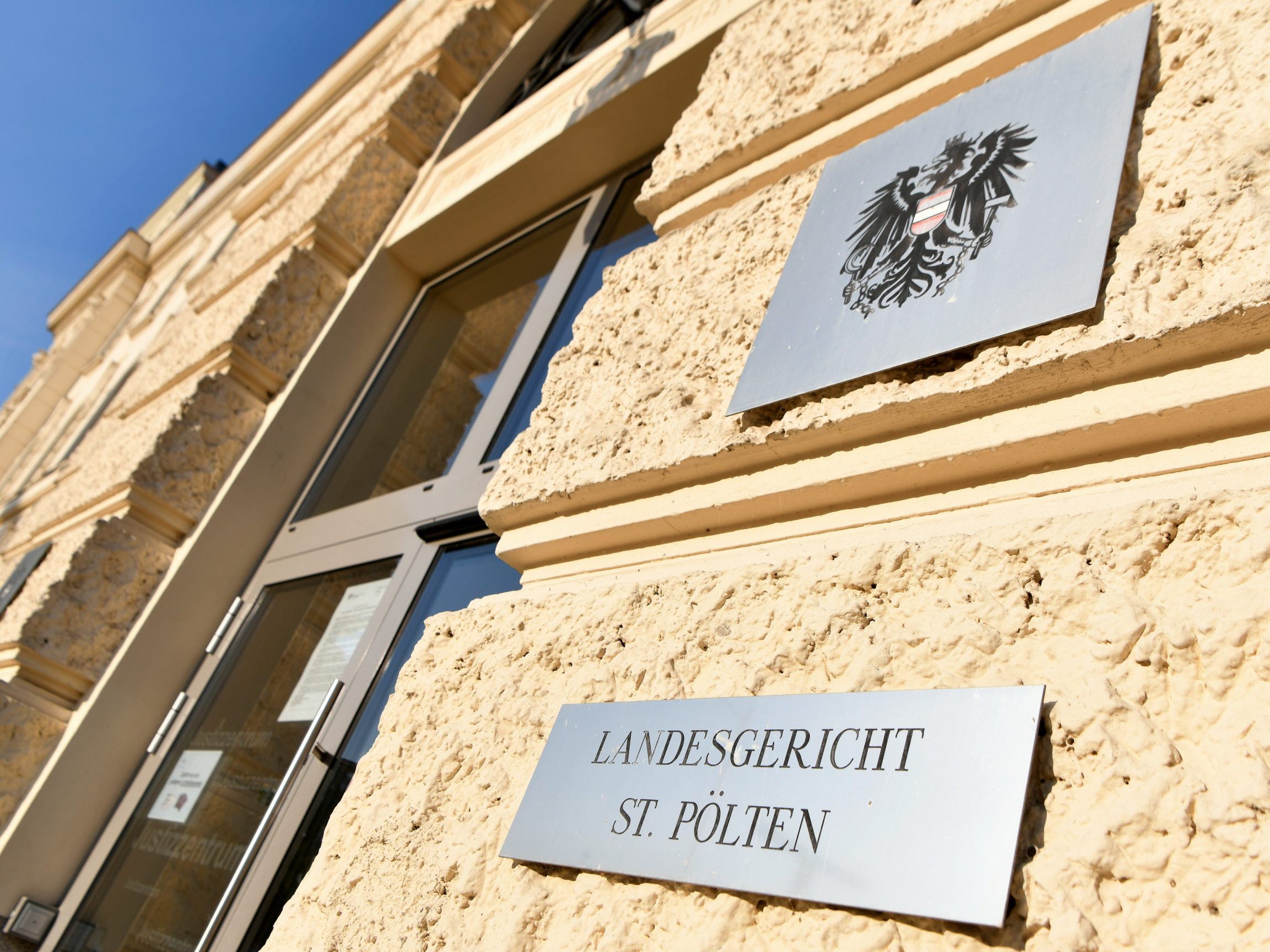 Am Landesgericht St. Pölten findet der Prozess nach dem geplanten Anschlag auf die Wiener Regenbogenparade statt. Am Landesgericht St. Pölten findet der Prozess nach dem geplanten Anschlag auf die Wiener Regenbogenparade statt.