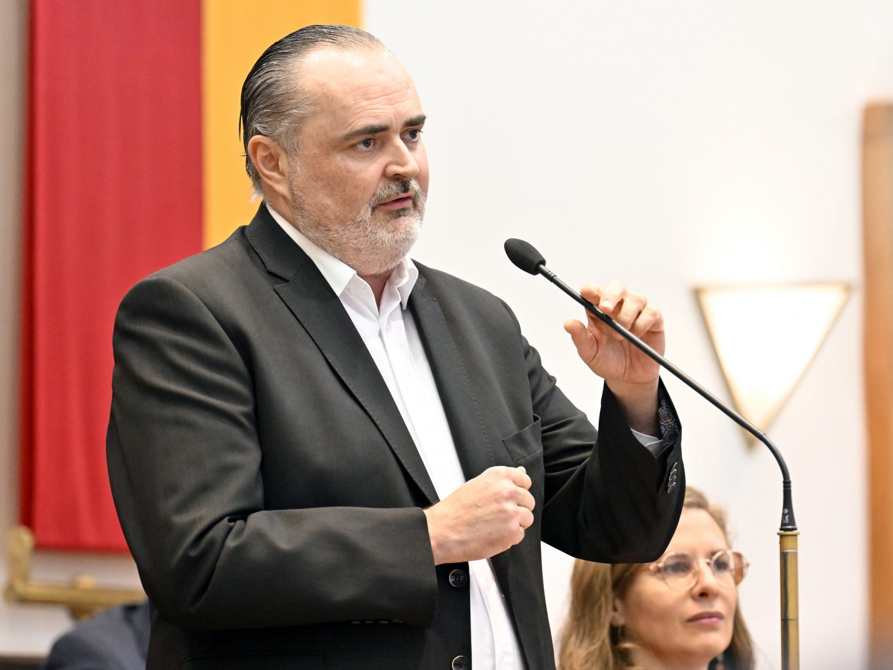 Doskozil nimmt nach der OP die Arbeit wieder "schrittweise" auf. Doskozil nimmt nach der OP die Arbeit wieder "schrittweise" auf.