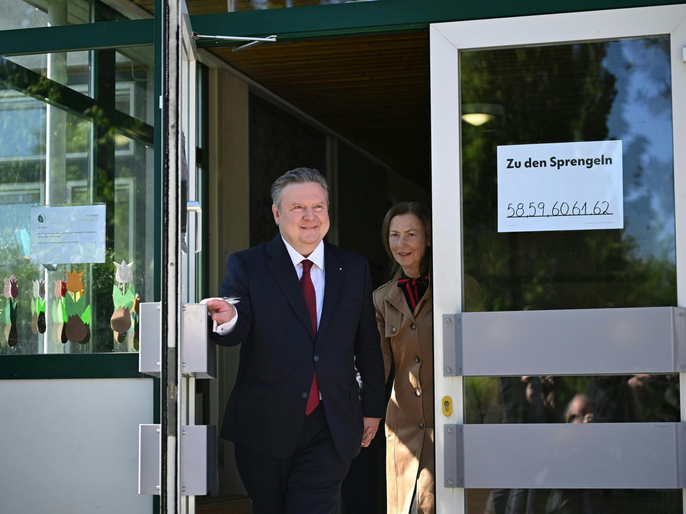 Bürgermeister Ludwig gab seine Stimme in Floridsdorf ab. Bürgermeister Ludwig gab seine Stimme in Floridsdorf ab.