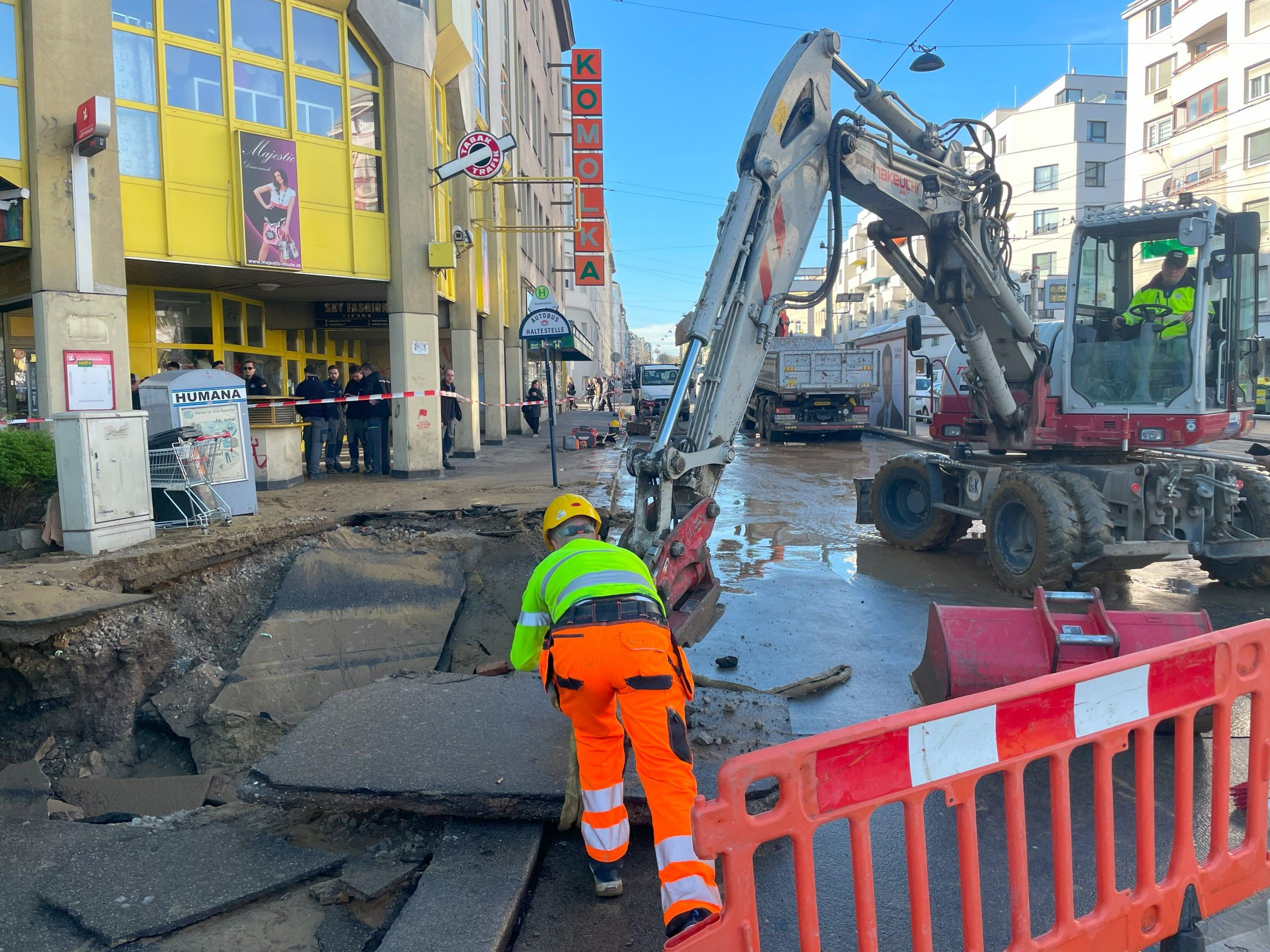 Ein Wasserrohrbruch im Bereich des Quellenplatzes hat für Störungen im Verkehr gesorgt. Ein Wasserrohrbruch im Bereich des Quellenplatzes hat für Störungen im Verkehr gesorgt.