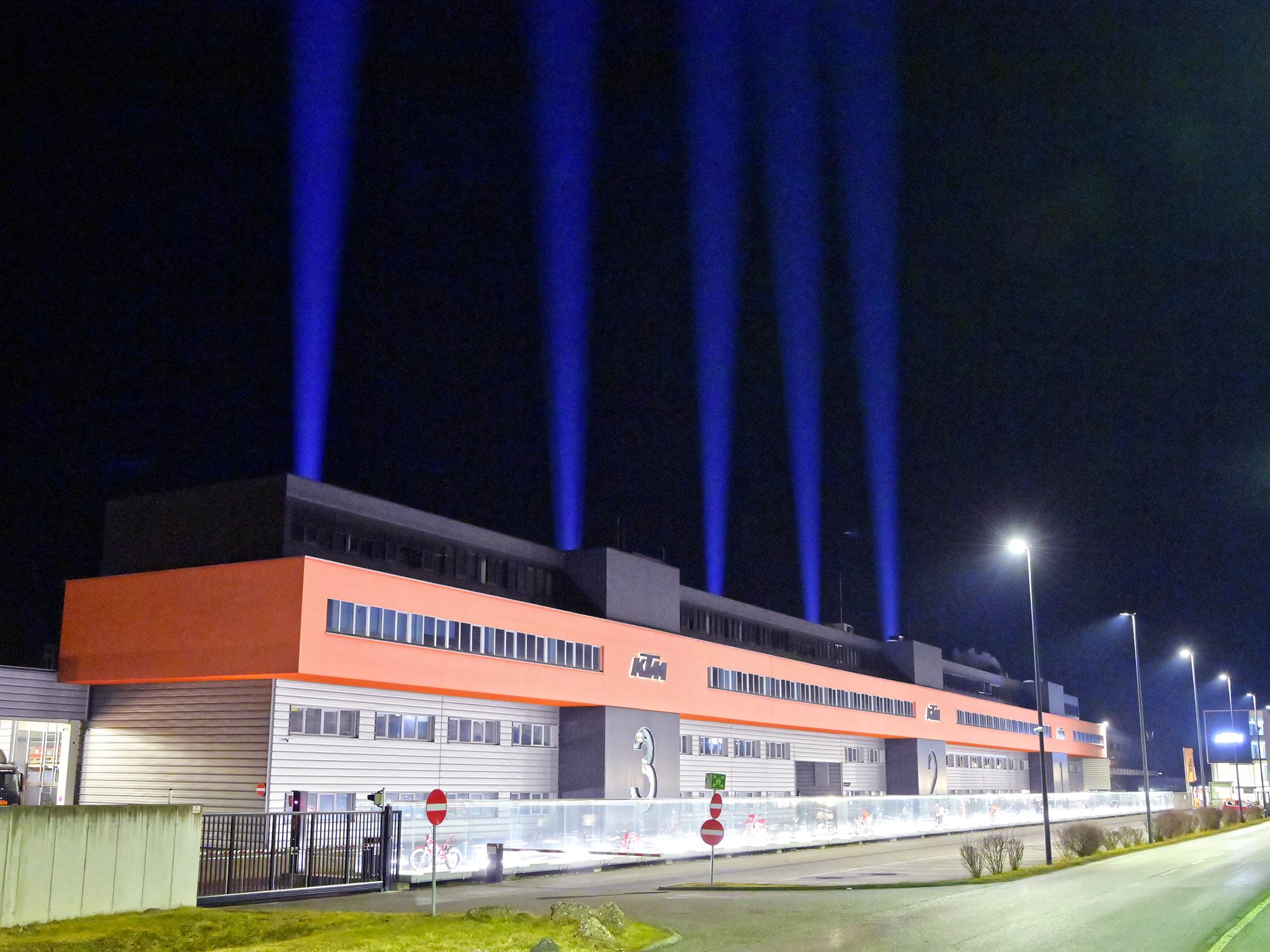 Der Zweiradhersteller KTM bekommt frisches Geld zur Sicherung der Produktion. Der Zweiradhersteller KTM bekommt frisches Geld zur Sicherung der Produktion.