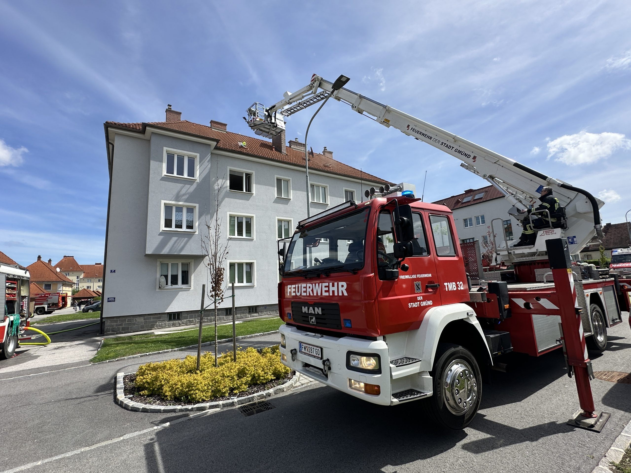 Nach dem Brand in einer Wohnung eines Mehrparteienhauses in Gmünd mit zwei toten Kindern ist die Ursachenforschung am Sonntag angelaufen.