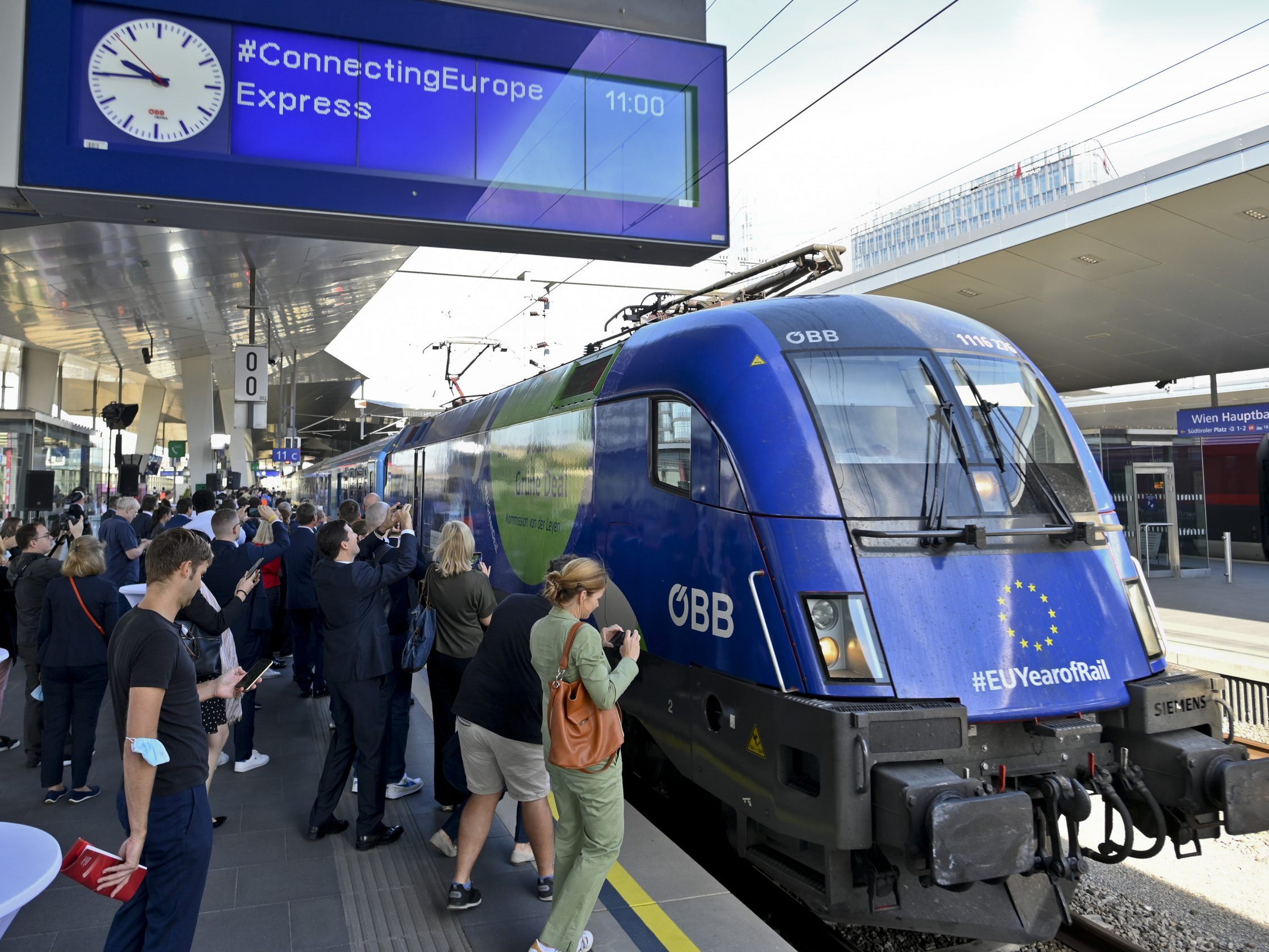 Die ÖBB haben 2024 einen Fahrgastrekord erzielt. Die Koralmbahn soll im Herbst starten. Die Gütersparte kämpft mit Herausforderungen. Die ÖBB haben 2024 einen Fahrgastrekord erzielt. Die Koralmbahn soll im Herbst starten. Die Gütersparte kämpft mit Herausforderungen.