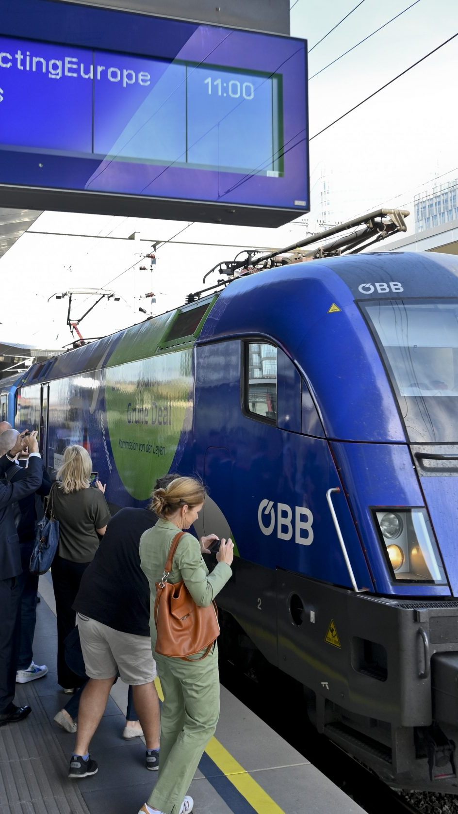 Die ÖBB haben 2024 einen Fahrgastrekord erzielt. Die Koralmbahn soll im Herbst starten. Die Gütersparte kämpft mit Herausforderungen.