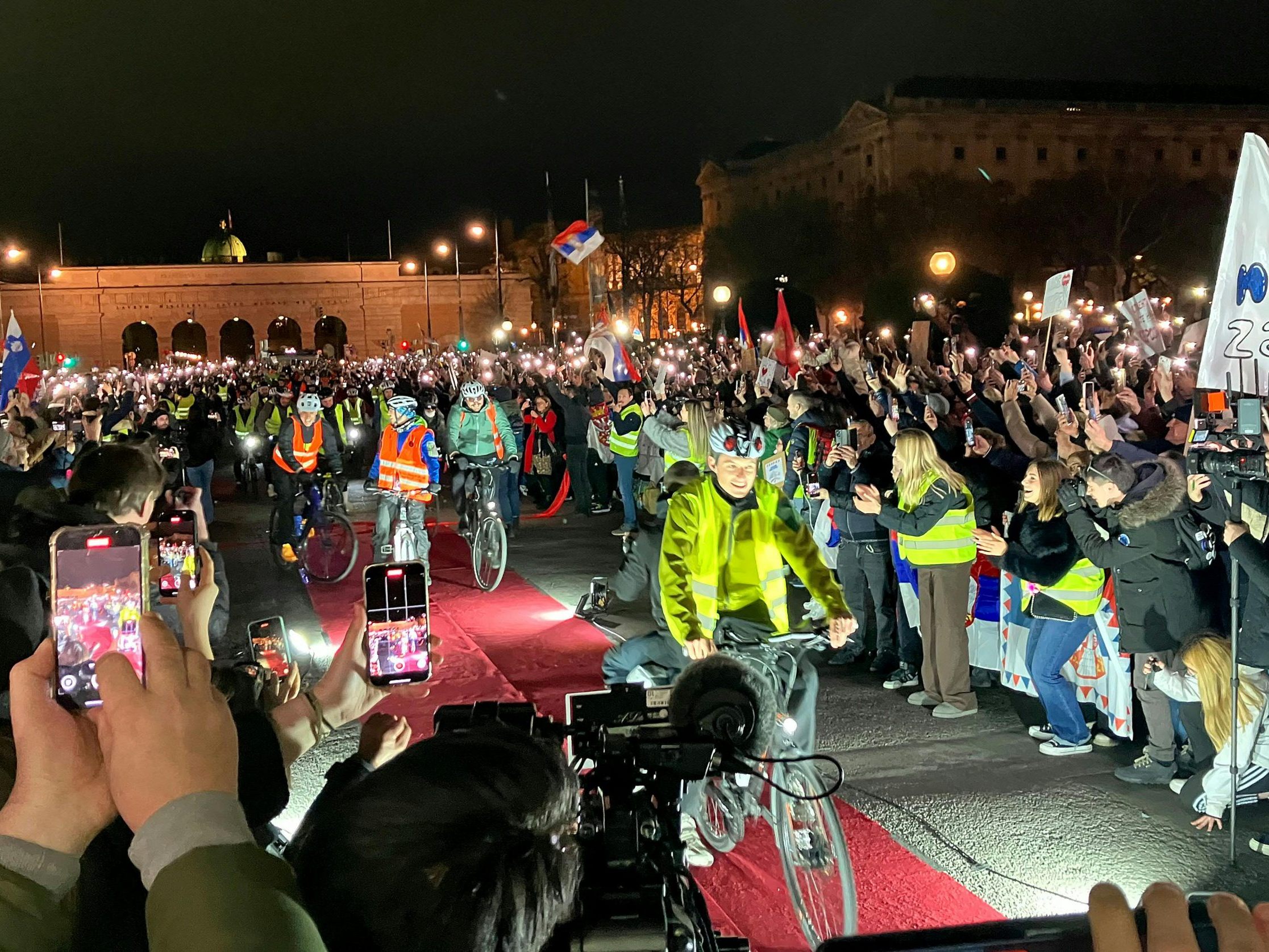Spätabends erreichten die Protest-Radler Wien und wurden mit viel Begeisterung empfangen.
