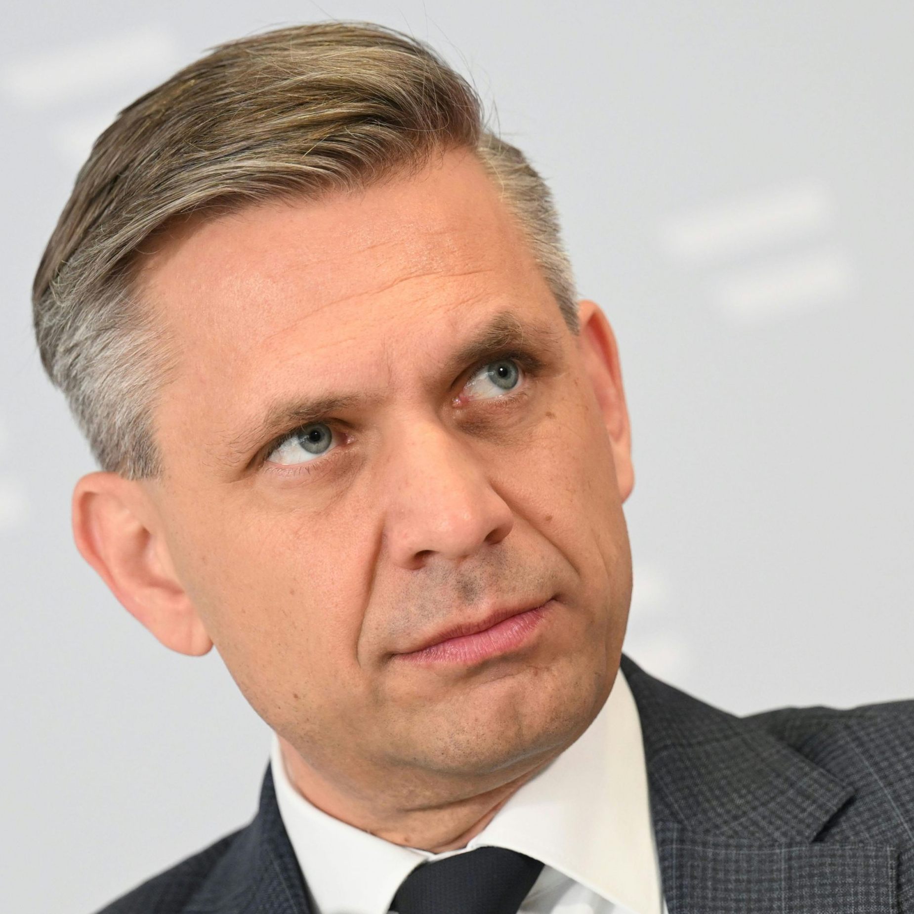 Hattmannsdorfer kündigt strengere Kontrollen für den Onlinehandel an.