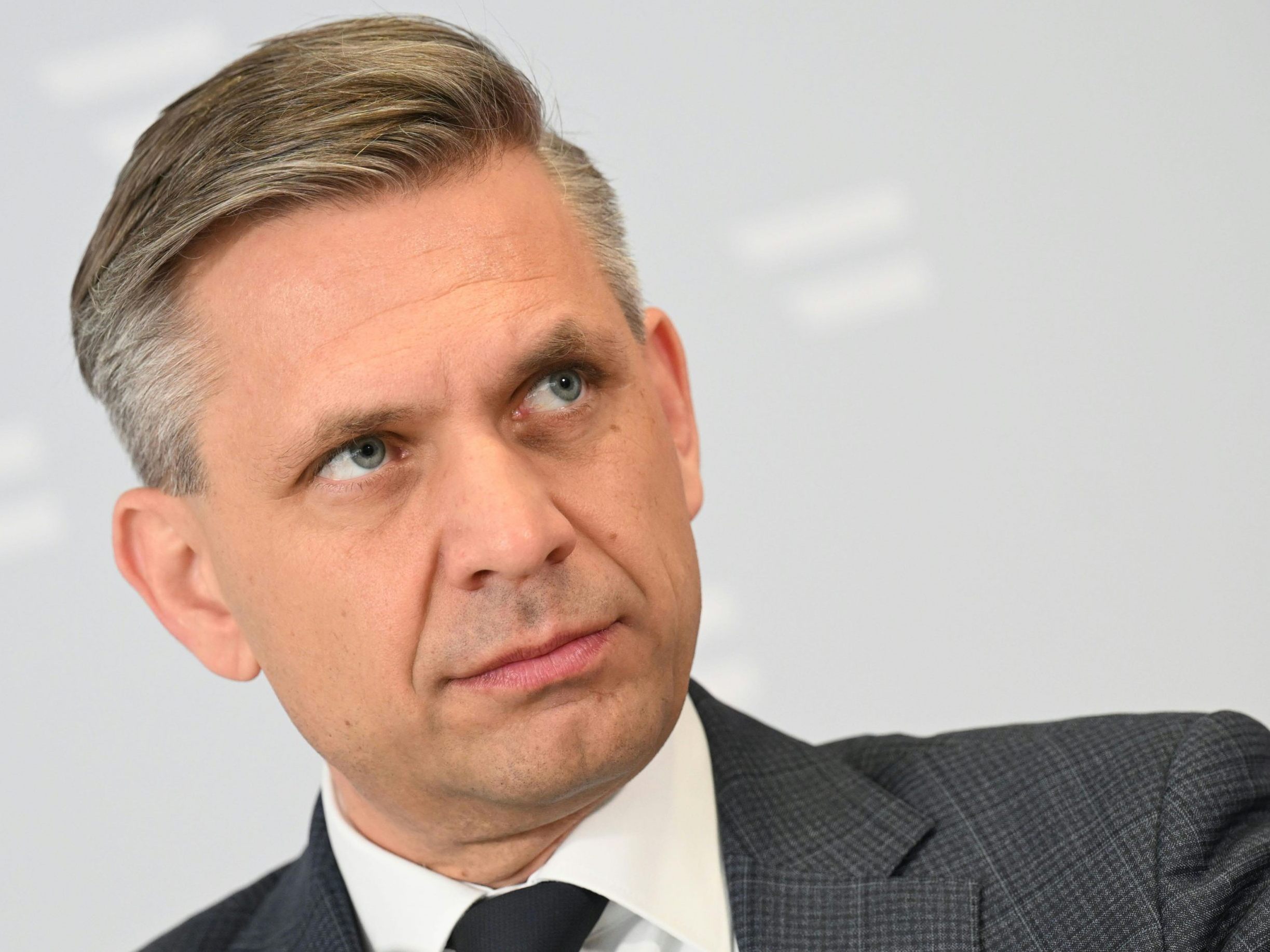 Hattmannsdorfer kündigt strengere Kontrollen für den Onlinehandel an.