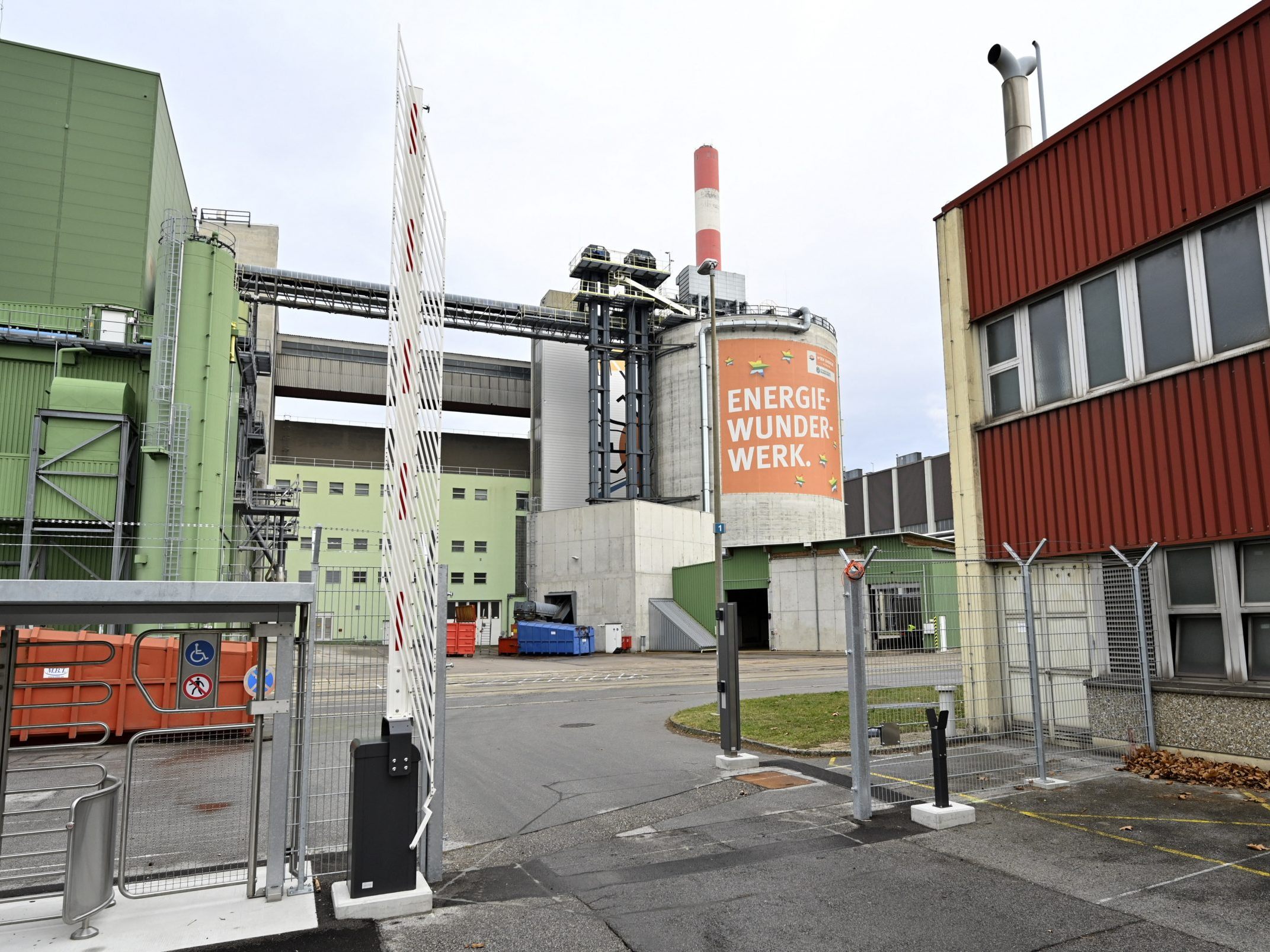 Die Polizei ermittelt nach dem Tod eines Berufstauchers.