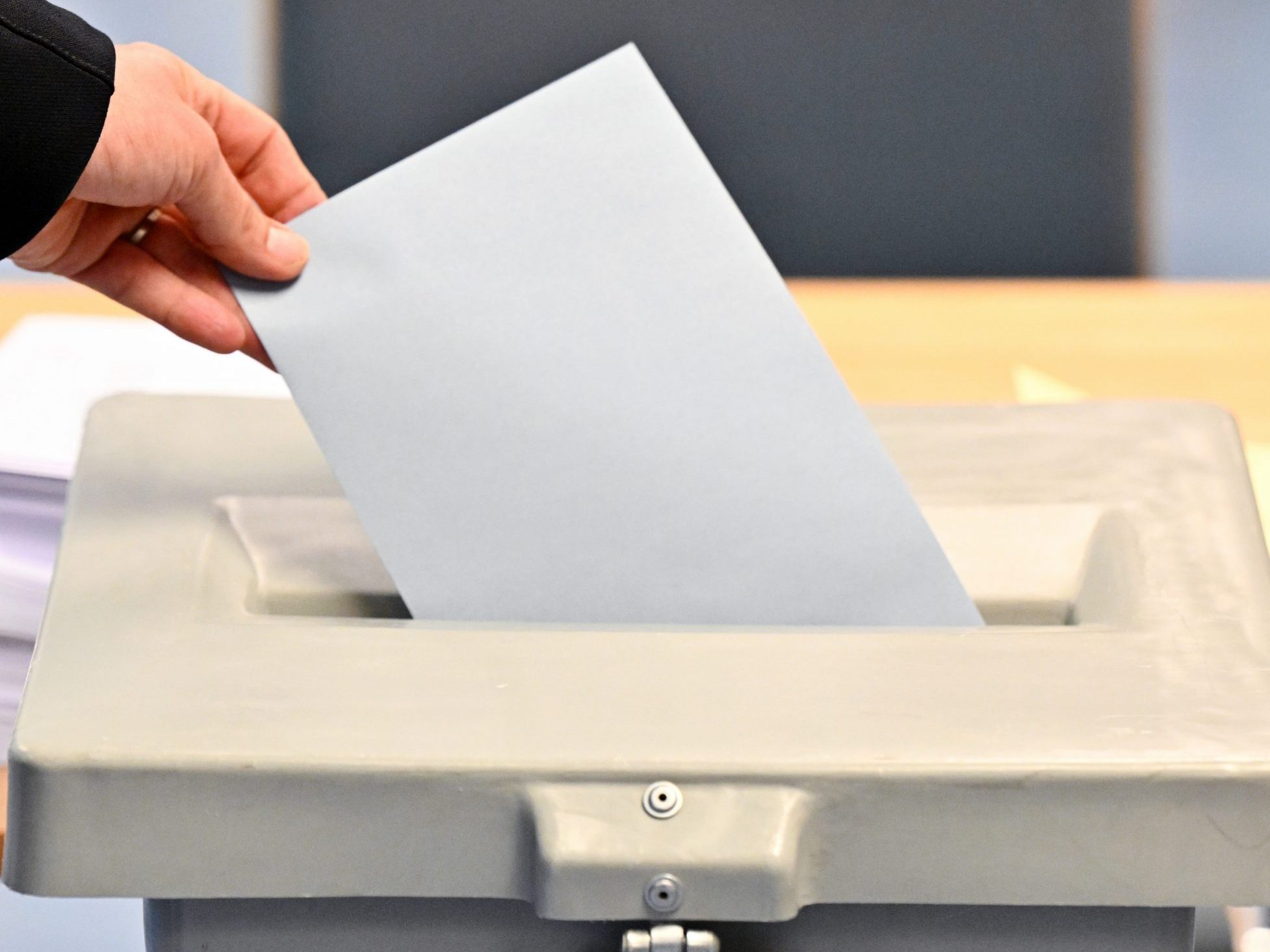 Experten rechnen bei der Wien-Wahl 2025 mit einem soliden Sieg der SPÖ und der FPÖ auf Platz 2.