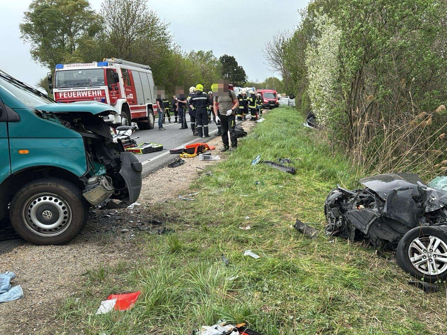 Ein Kleinbus und drei Pkw waren in den Unfall involviert. Ein Kleinbus und drei Pkw waren in den Unfall involviert.