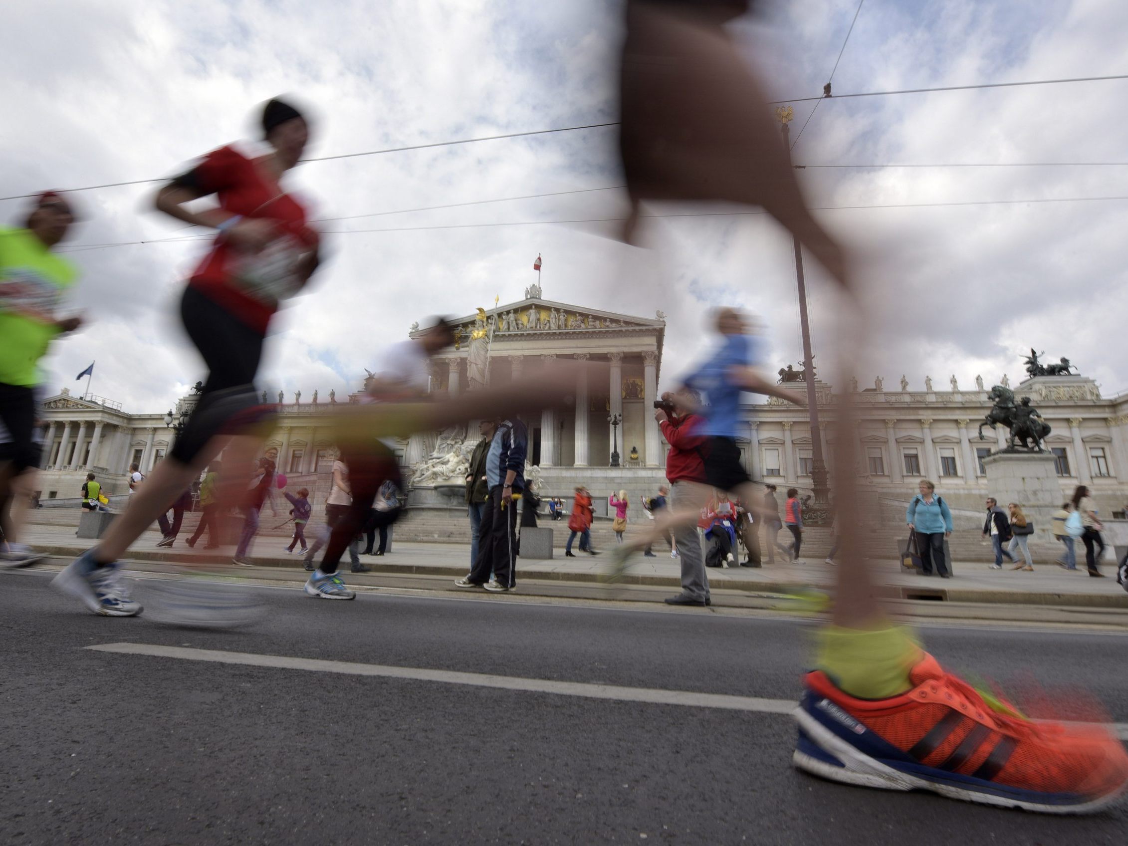 Das Wetter beim 42. Vienna City Marathon verläuft kühl und windig. Das Wetter beim 42. Vienna City Marathon verläuft kühl und windig.