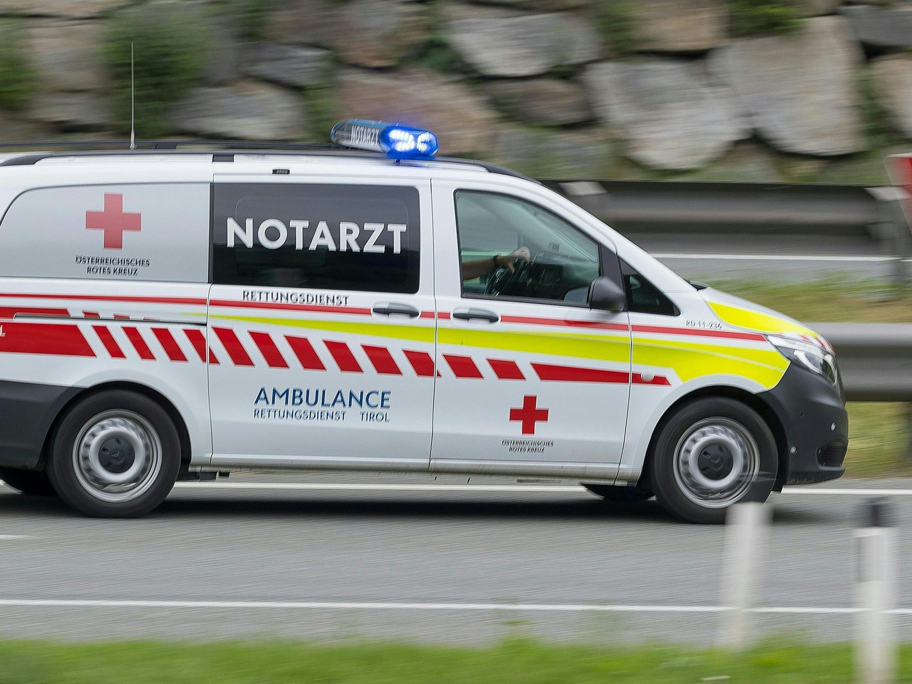 Der Mann wurde aus dem Fahrzeug geschleudert und unter dem Traktor eingeklemmt.