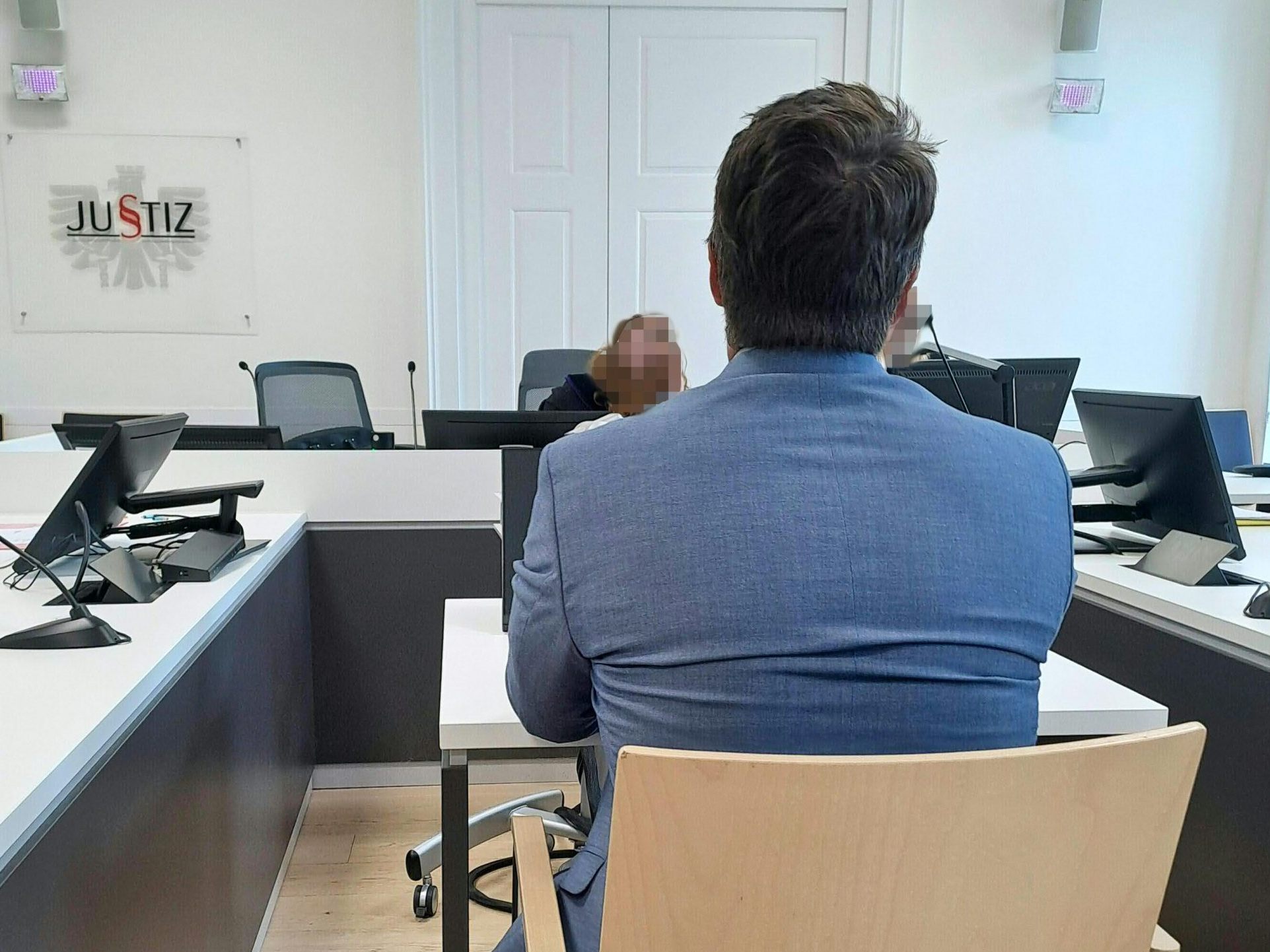 Der Mann wurde wegen Fälschung besonders geschützter Urkunden und Erschleichung eines Amtes rechtskräftig schuldig gesprochen.