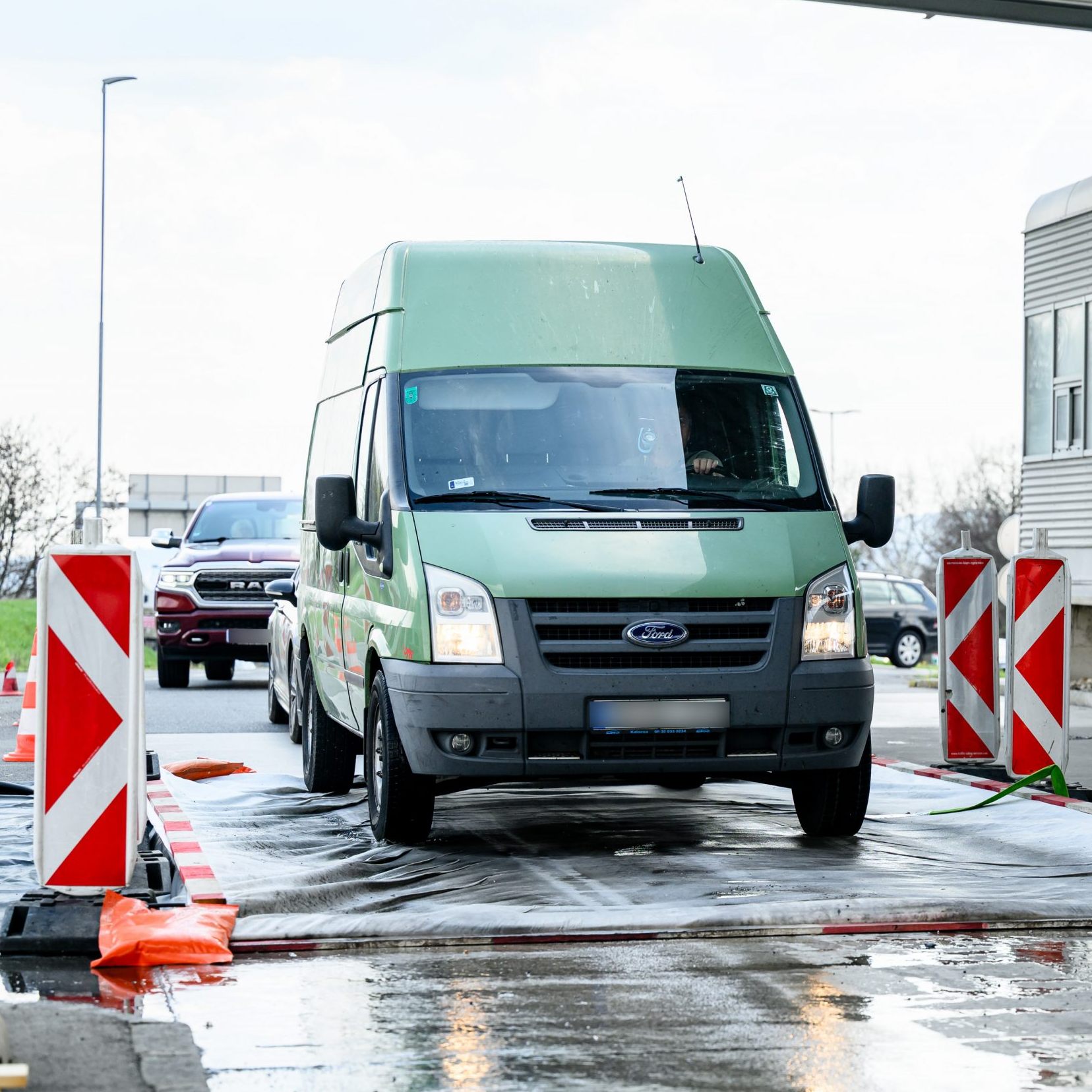 Seuchenteppiche sollen die Ausbreitung der Maul- und Klauenseuche verhindern.