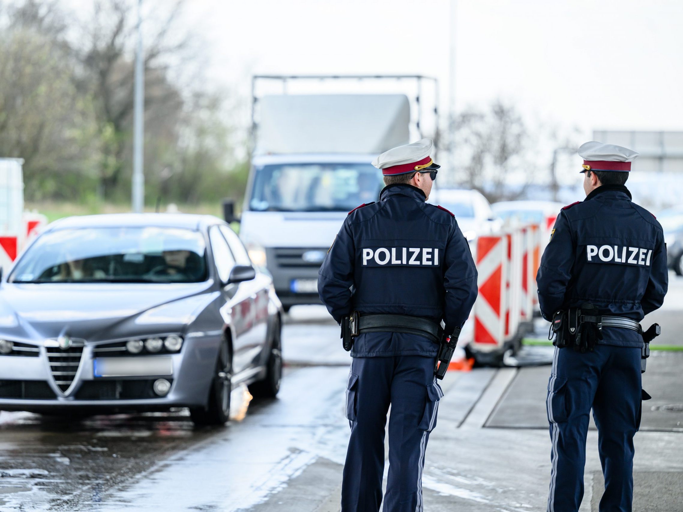 Österreich hat Maßnahmen gegen die Einschleppung der Maul- und Klauenseuche getroffen. Österreich hat Maßnahmen gegen die Einschleppung der Maul- und Klauenseuche getroffen.