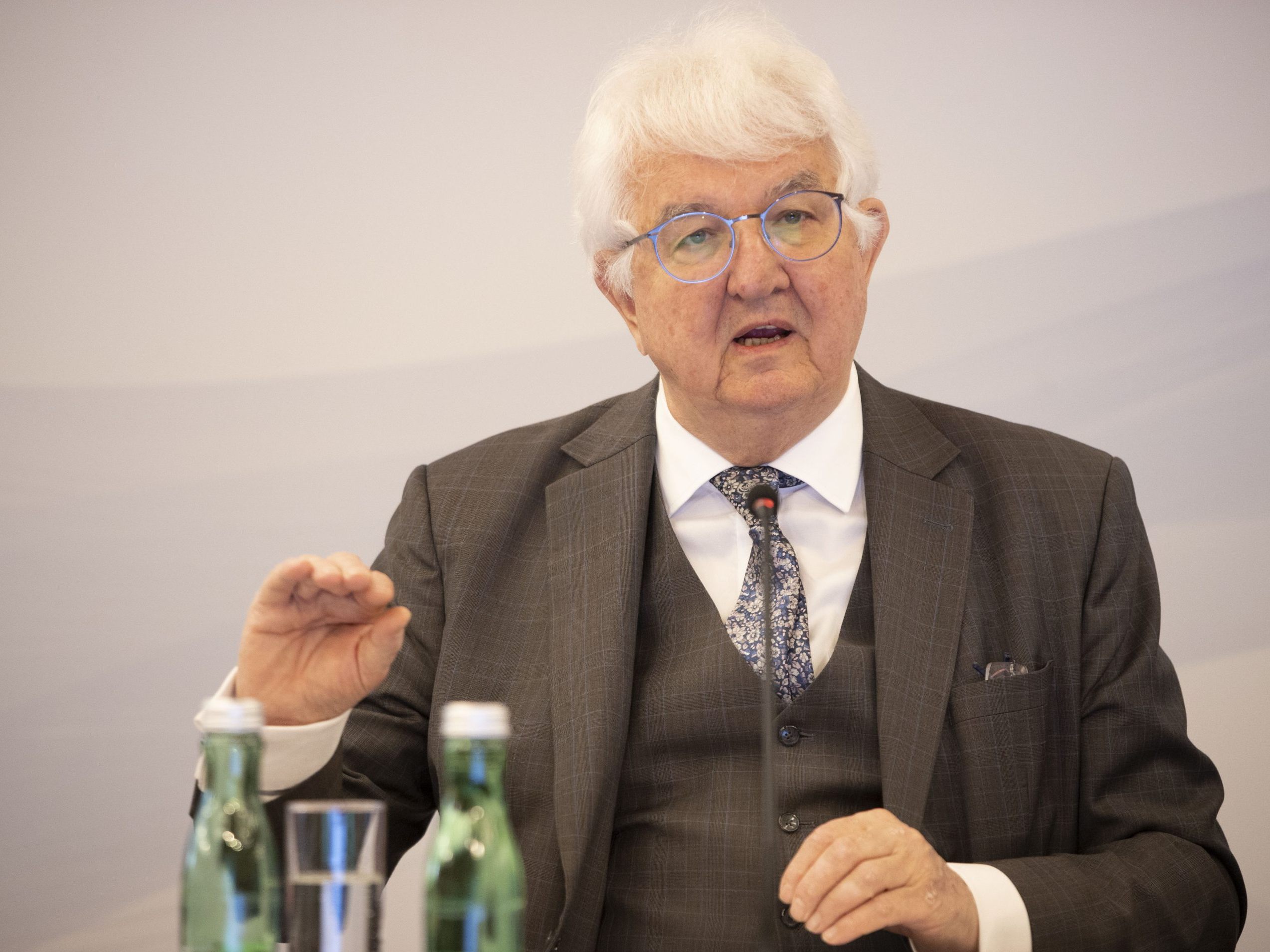 OeNB-Chef Holzmann sieht keinen Grund für eine weitere Zinssenkung. OeNB-Chef Holzmann sieht keinen Grund für eine weitere Zinssenkung.