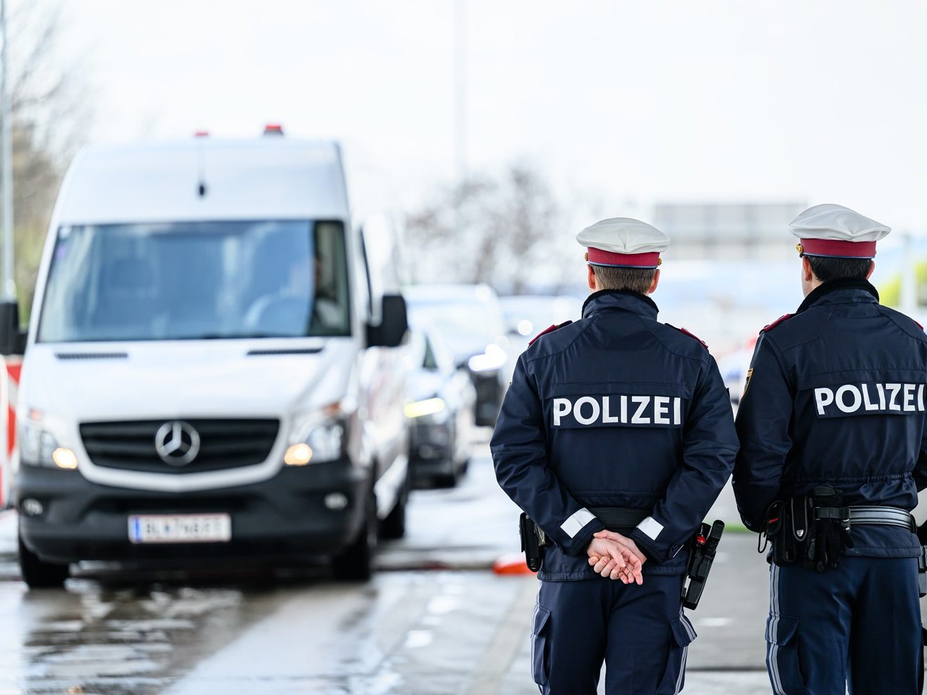 Beamte an einem Grenzübergang. Beamte an einem Grenzübergang.