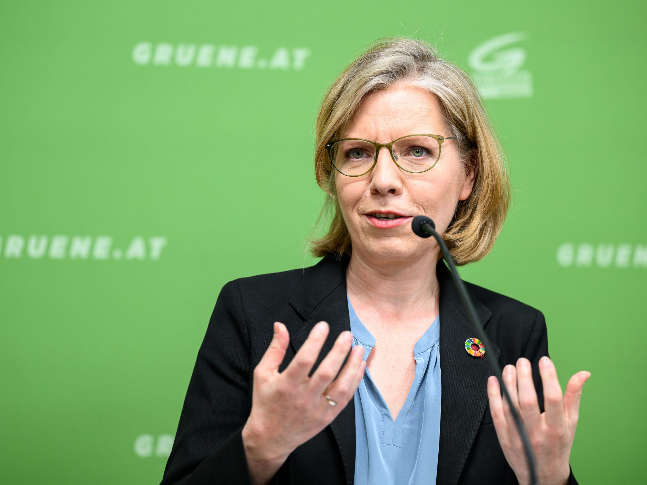 Leonore Gewessler kandidiert für die Grünen-Spitze. Leonore Gewessler kandidiert für die Grünen-Spitze.