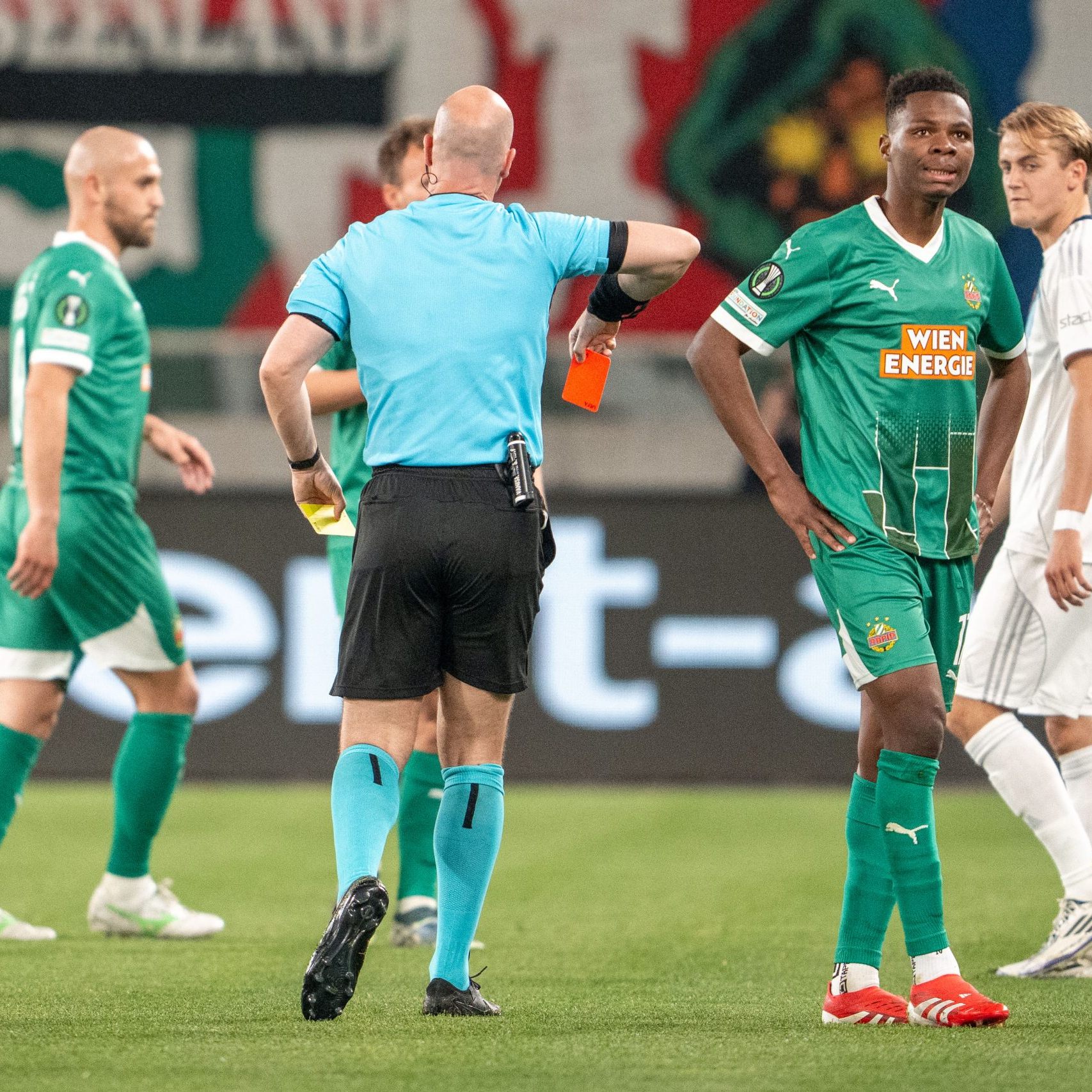 Mamadou Sangare erhielt nach einem Foulspiel die rote Karte.