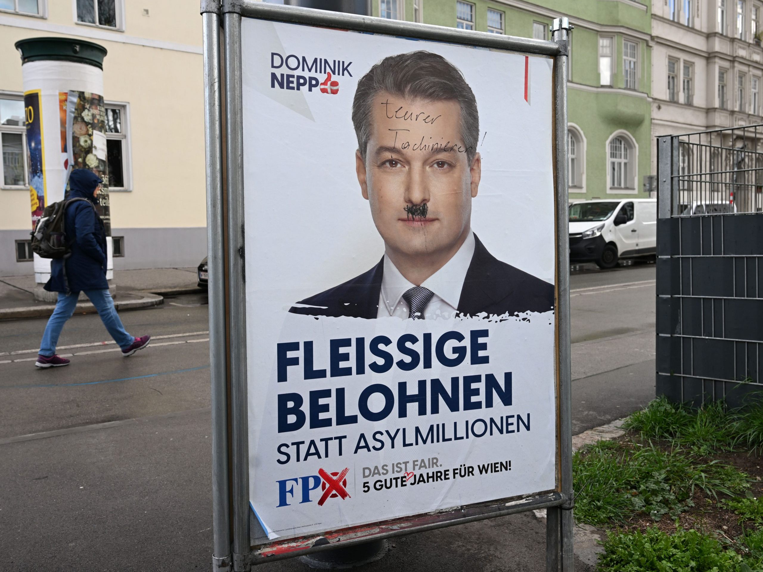 Ein beschmiertes FPÖ-Plakat im Vorfeld der Wien-Wahl. Ein beschmiertes FPÖ-Plakat im Vorfeld der Wien-Wahl.