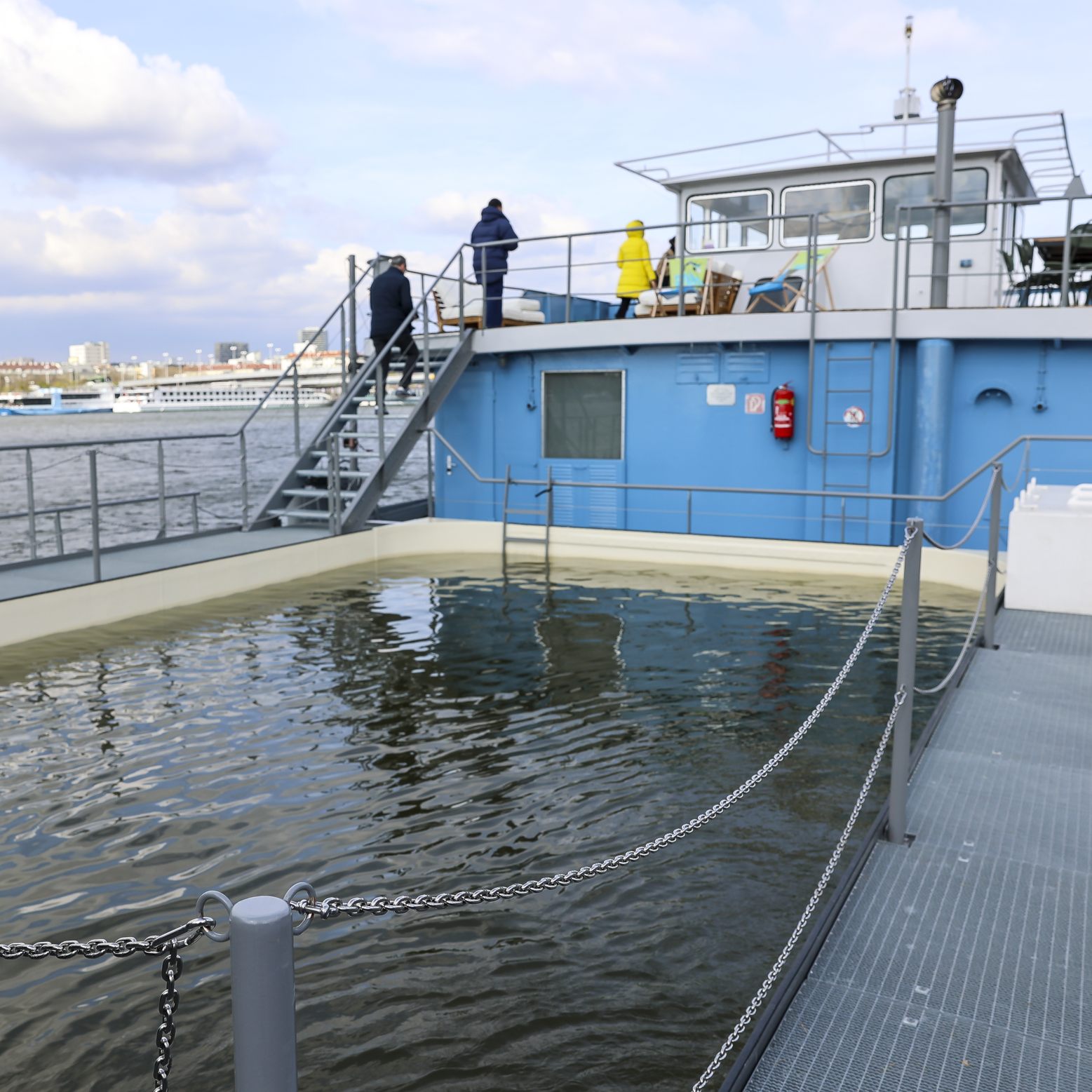 Blick auf die schwimmende Aufzuchtstation für Donaustöre in Wien.