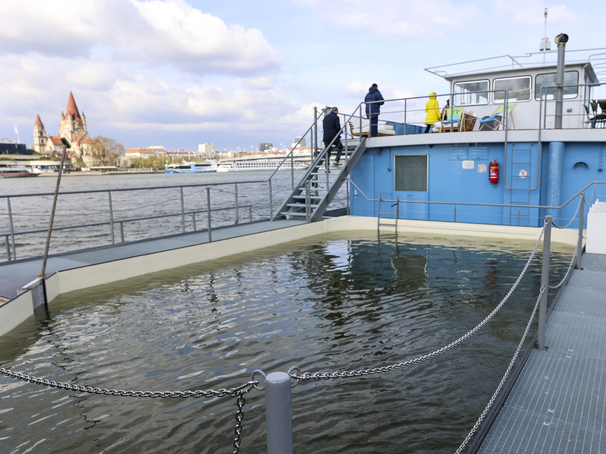Blick auf die schwimmende Aufzuchtstation für Donaustöre in Wien. Blick auf die schwimmende Aufzuchtstation für Donaustöre in Wien.