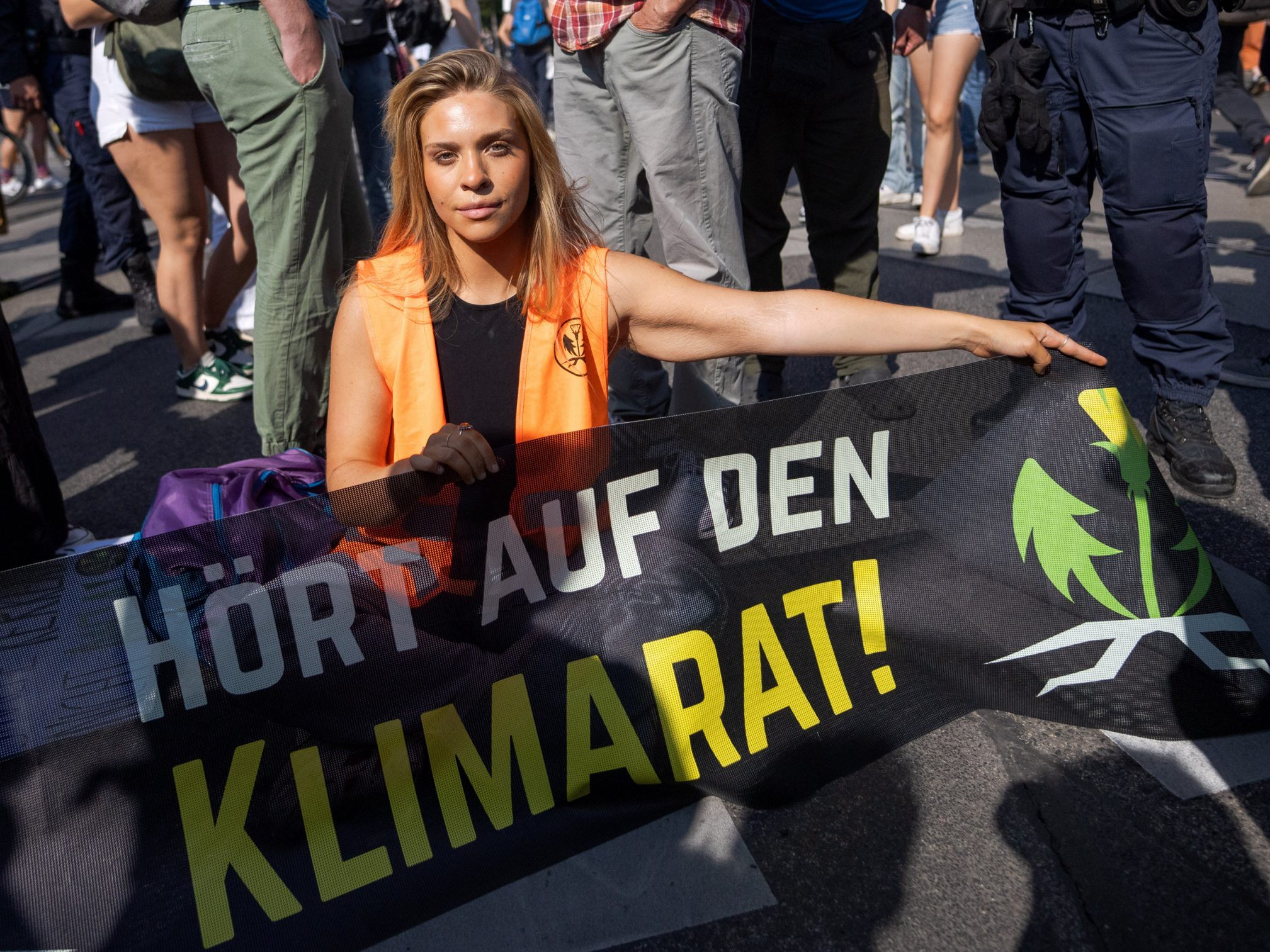 Der deutschen Klimaaktivistin Anja Windl wurde ein Aufenthaltsverbot erteilt. Der deutschen Klimaaktivistin Anja Windl wurde ein Aufenthaltsverbot erteilt.