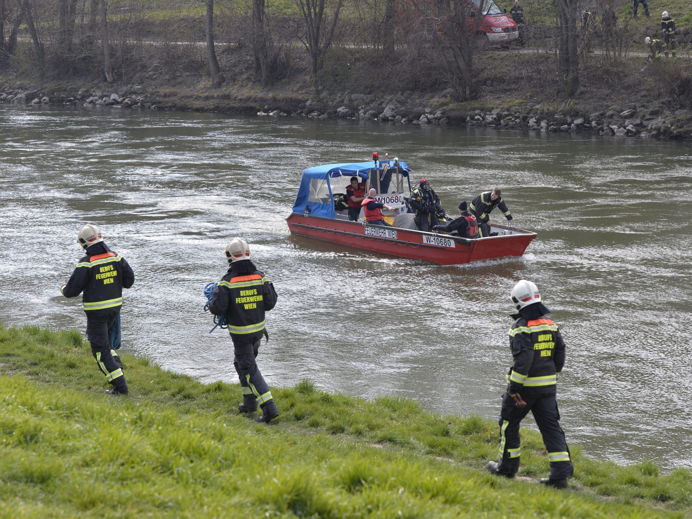 Die Wiener Berufsfeuerwehr rettete die Frau aus dem Donaukanal. Die Wiener Berufsfeuerwehr rettete die Frau aus dem Donaukanal.