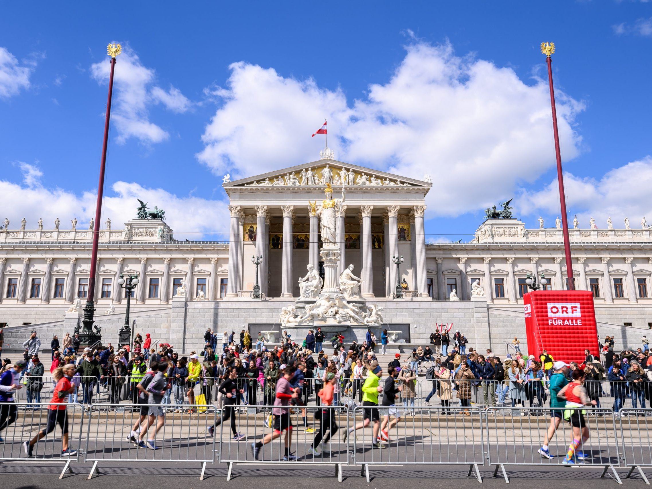 Zwischen Burgtheater und Rathausplatz wartet auf die Marathon-Läufer wieder das Ziel.
