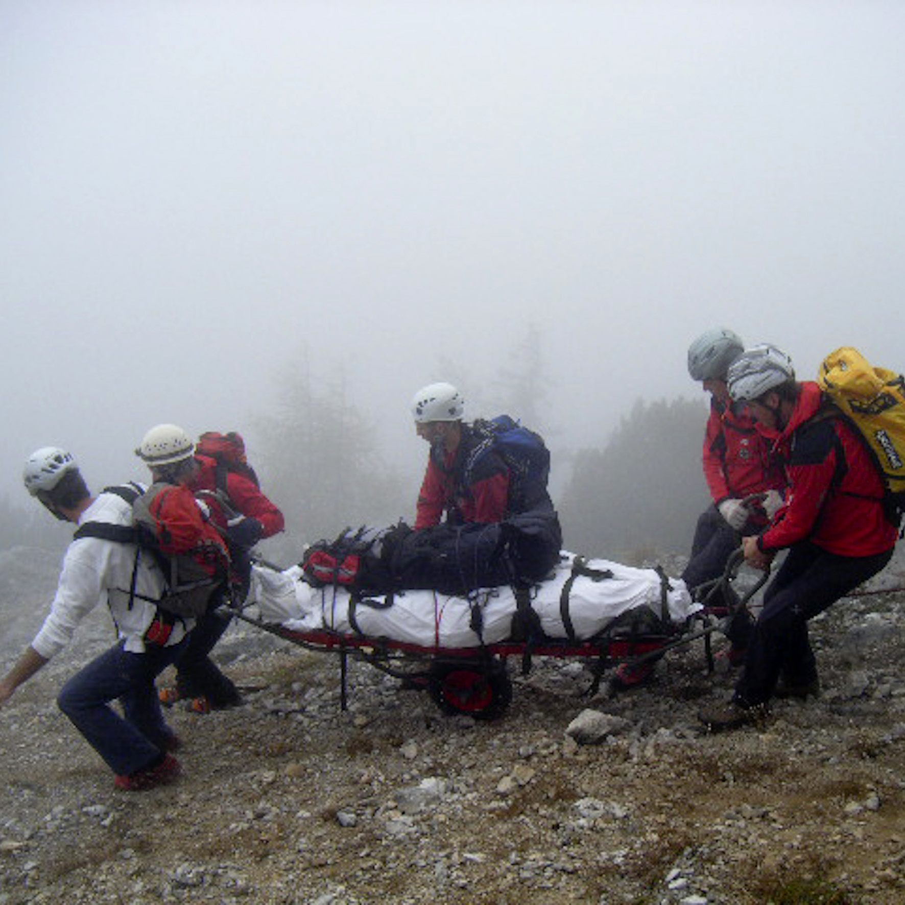 Im Jahr 2024 verzeichnete Österreich mit 309 Todesopfern und fast 14.000 Verunfallten in den Bergen einen markanten Anstieg an Alpinunfällen – vor allem Tirol war besonders betroffen.