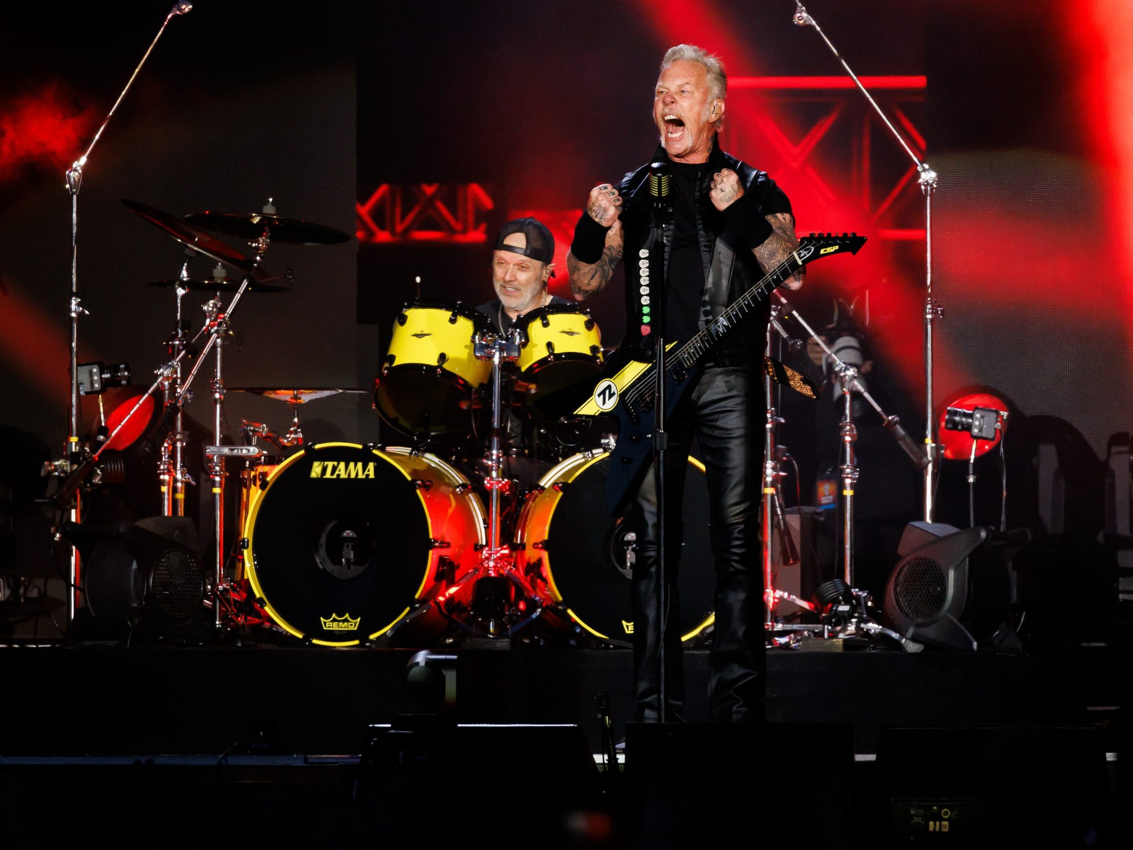 Wer Blut spendet, erhält ein Band T-Shirt von Metallica. Wer Blut spendet, erhält ein Band T-Shirt von Metallica.