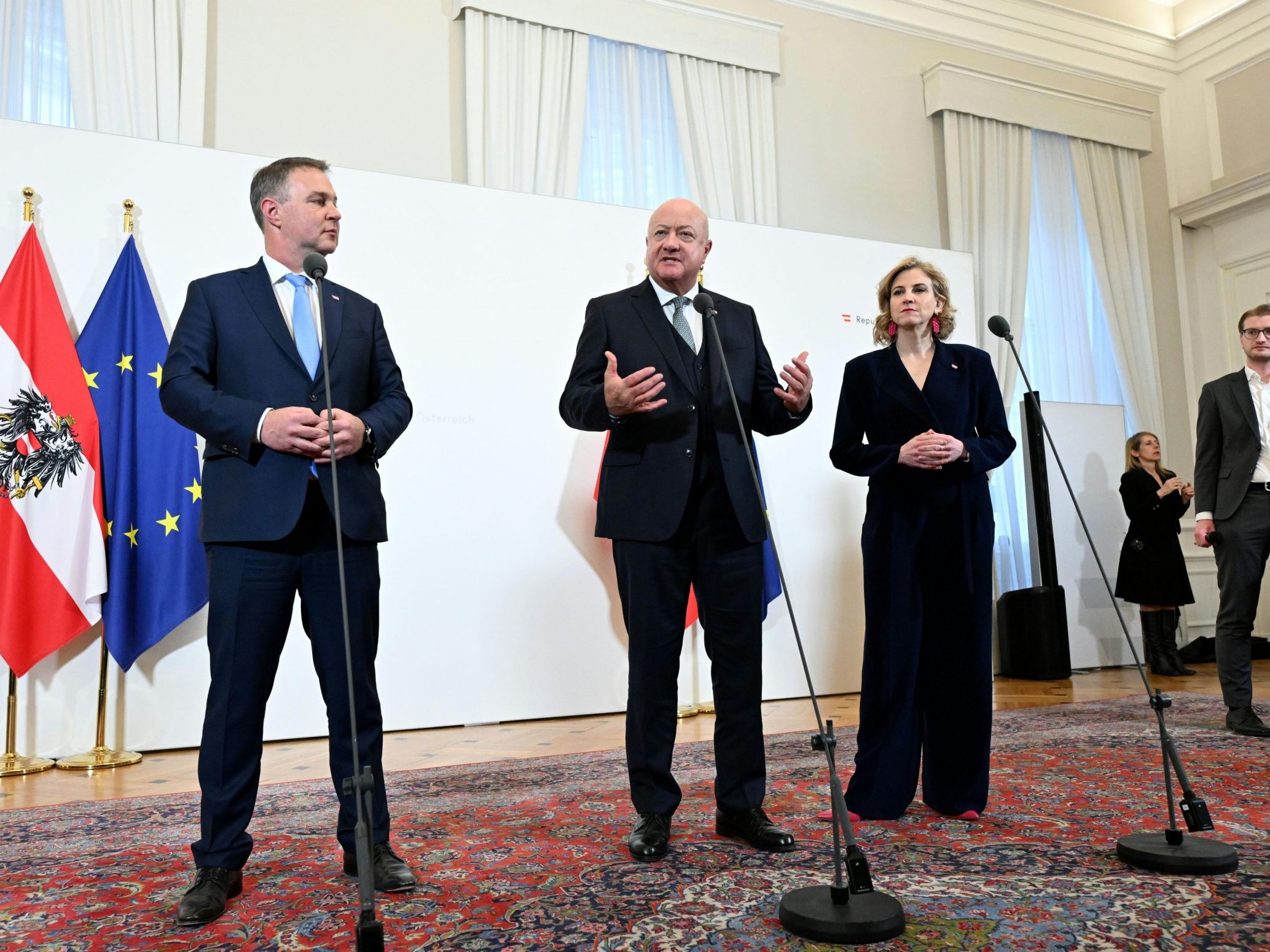 Die Regierung trifft sich zu ihrer zweiten Klausur. Die Regierung trifft sich zu ihrer zweiten Klausur.