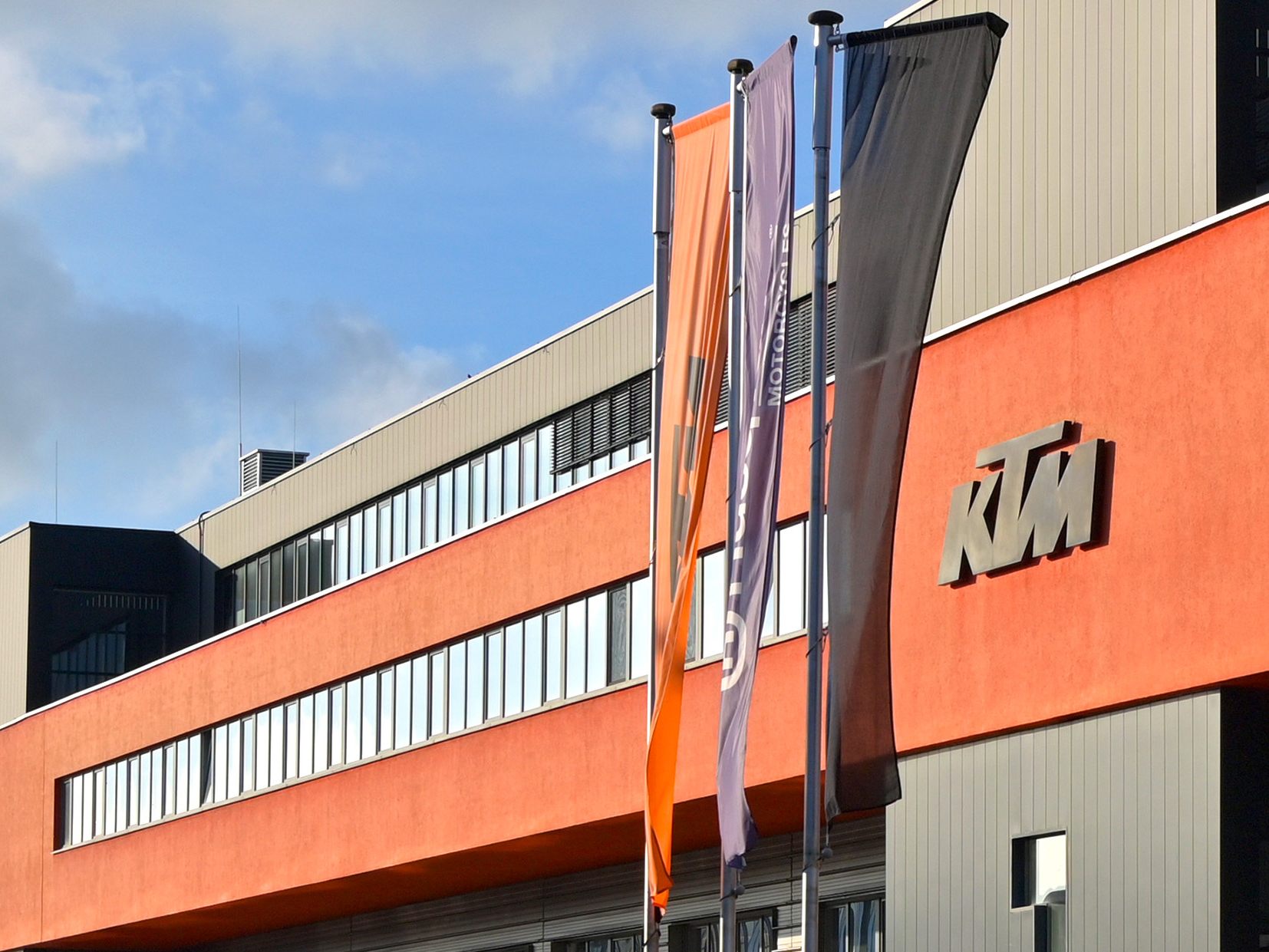 KTM fährt ab Montag erneut die Produktion herunter. KTM fährt ab Montag erneut die Produktion herunter.