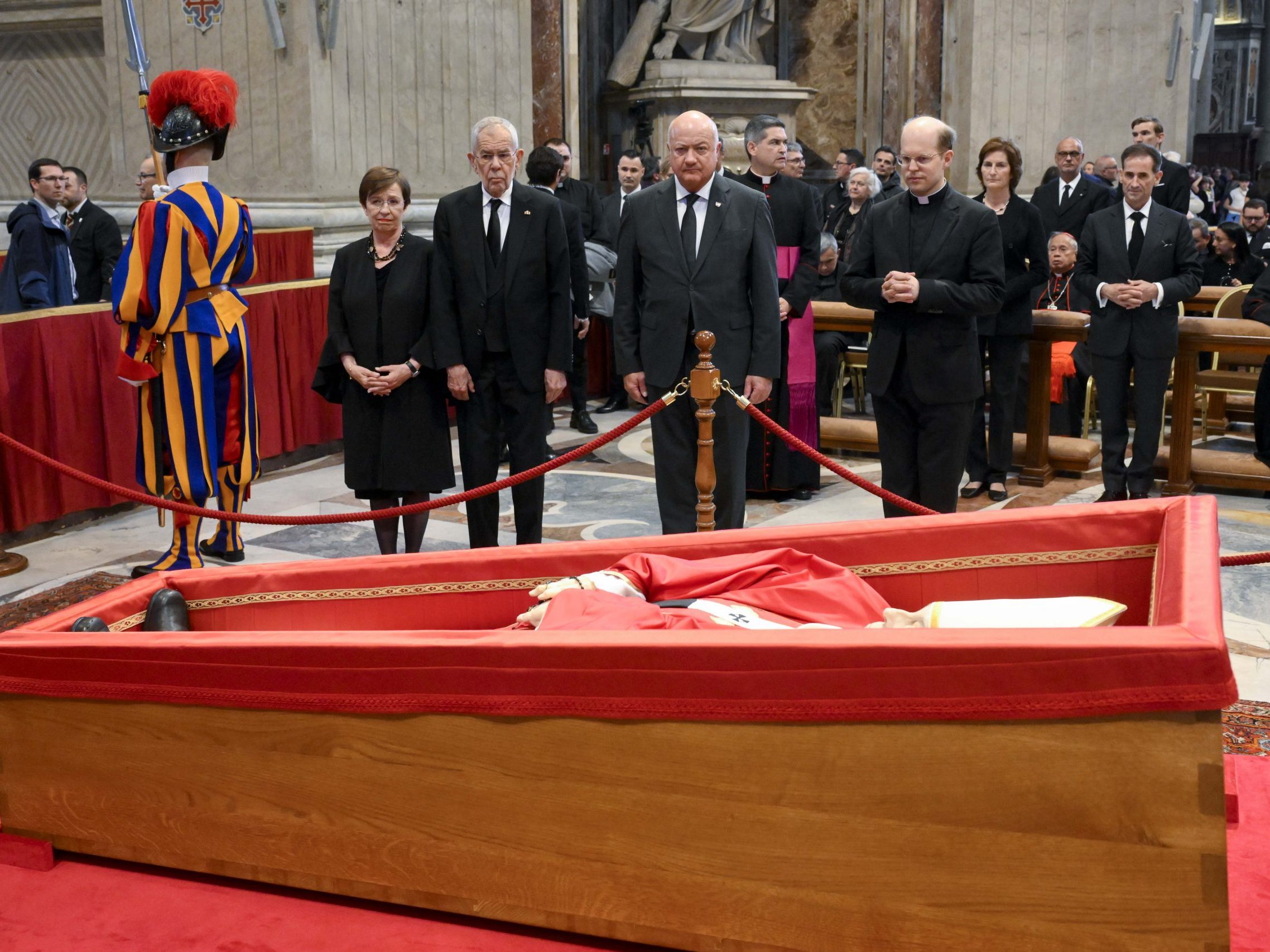 Stocker und Van der Bellen nach Papst-Tod im Vatikan.