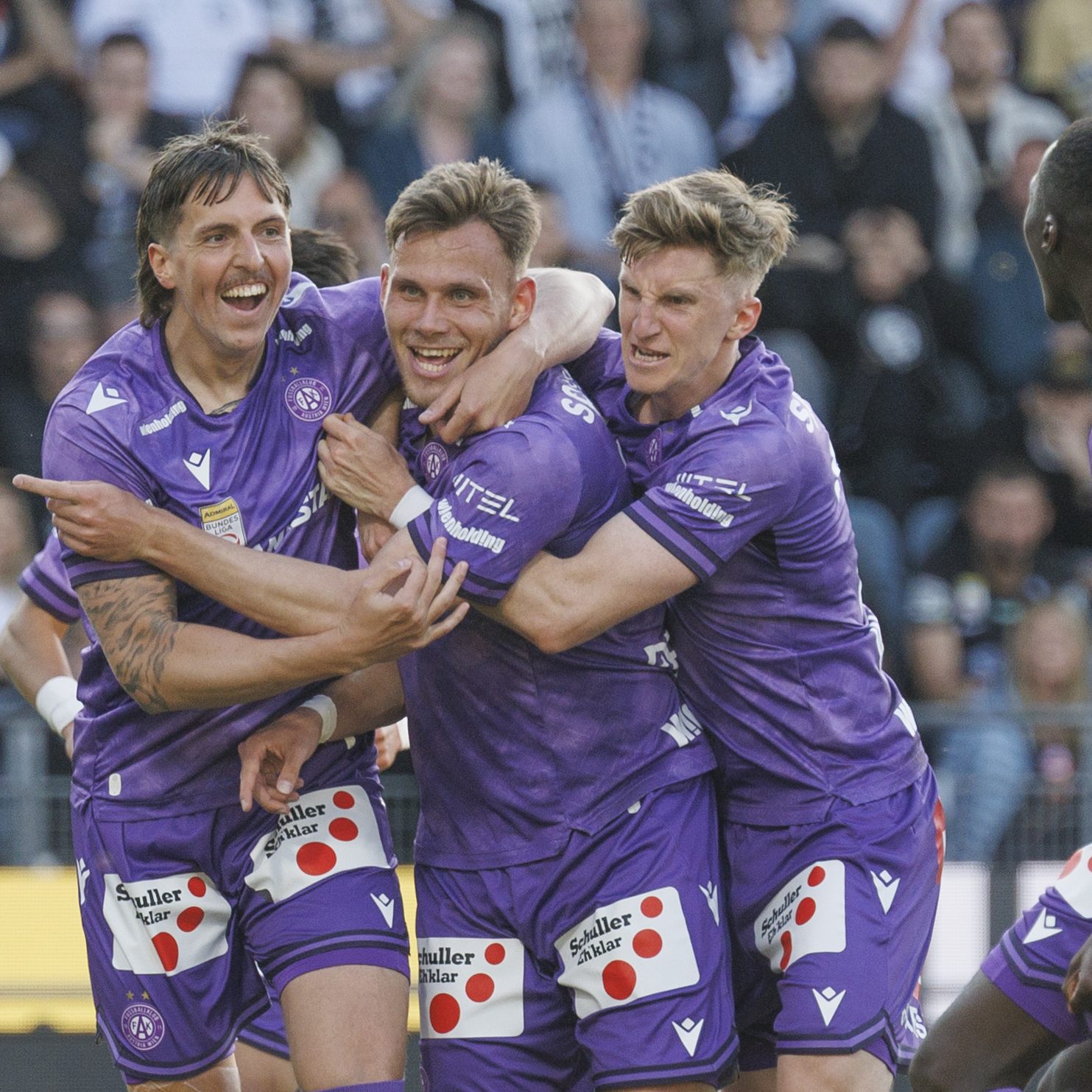 Prelec (2.v.l.) katapultierte Austria gegen Sturm an Tabellenspitze.