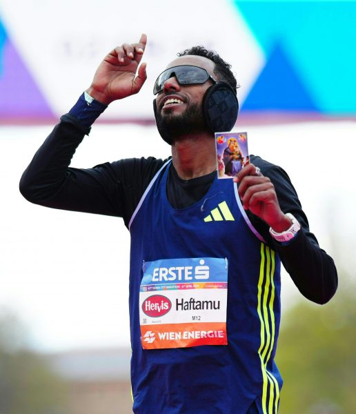 ABD0233_20250406 – WIEN – STERREICH: Haftamu Abadi (ETH) aufgenommen am Sonntag, 6. April 2025, im Ziel anl. des 42. Vienna City Marathons (VCM) in Wien. – FOTO: APA/EVA MANHART