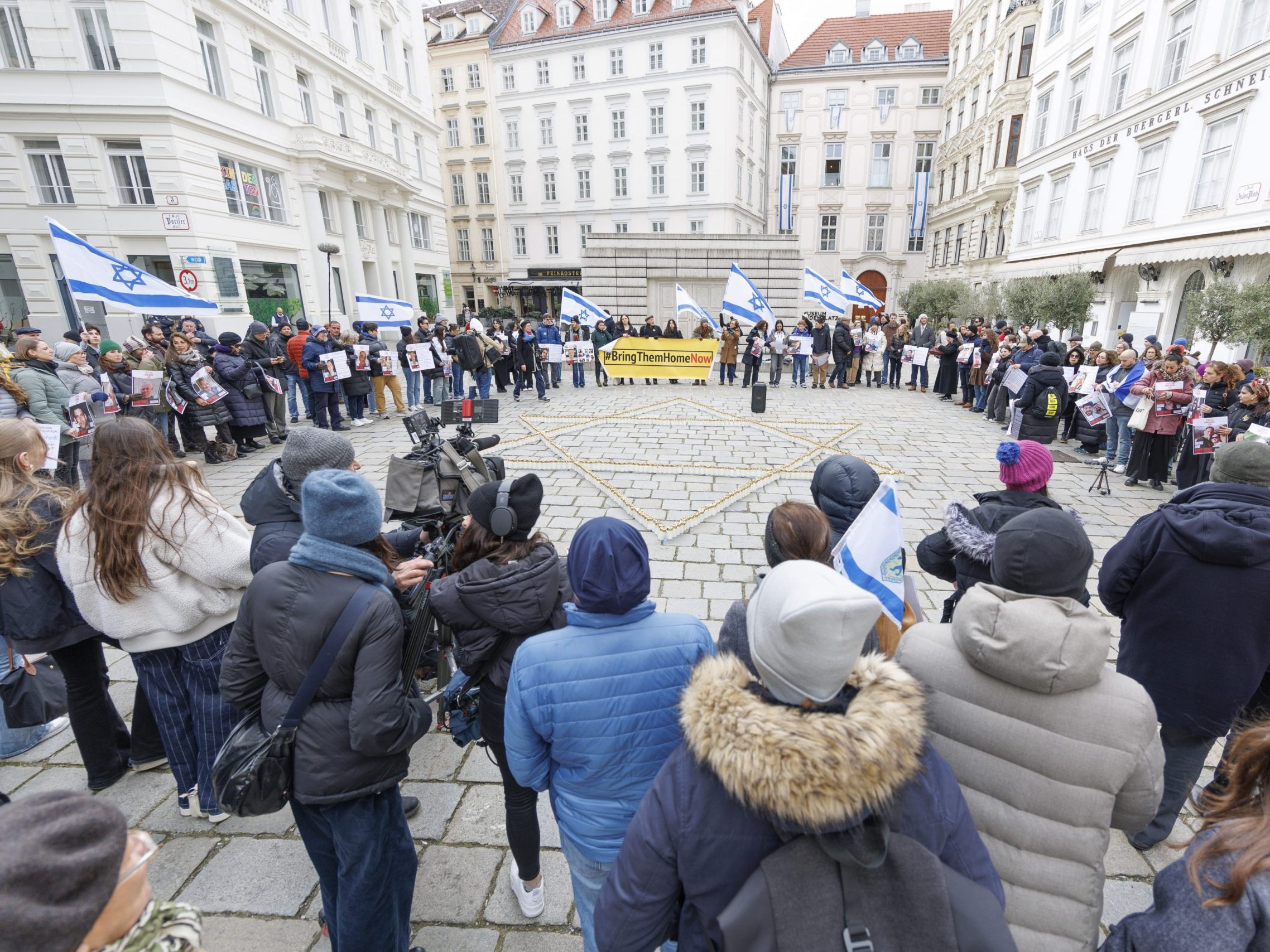 Die Teilnehmer forderten die Freilassung der Gefangenen aus den Händen der Hamas.