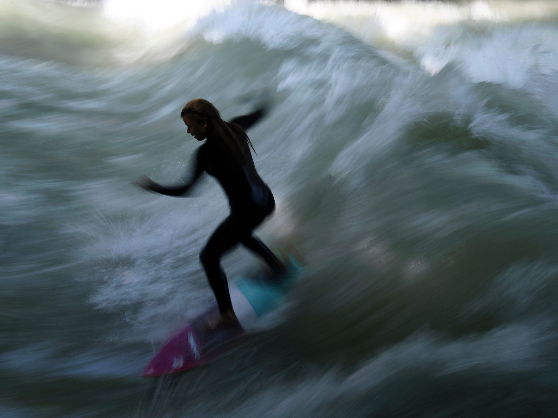 Eine Woche nach ihrem schweren Unfall an der bekannten Eisbachwelle in München ist eine Surferin gestorben. Eine Woche nach ihrem schweren Unfall an der bekannten Eisbachwelle in München ist eine Surferin gestorben.