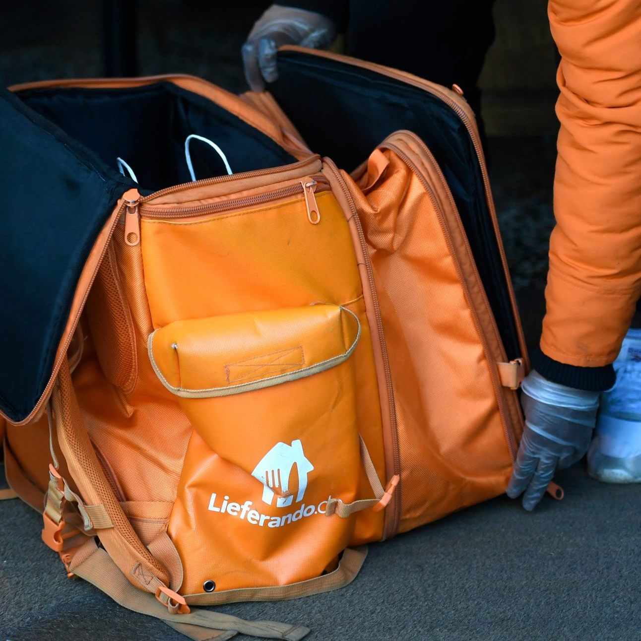 Lieferando-Zusteller demonstrieren in Wien gegen Kündigungen.