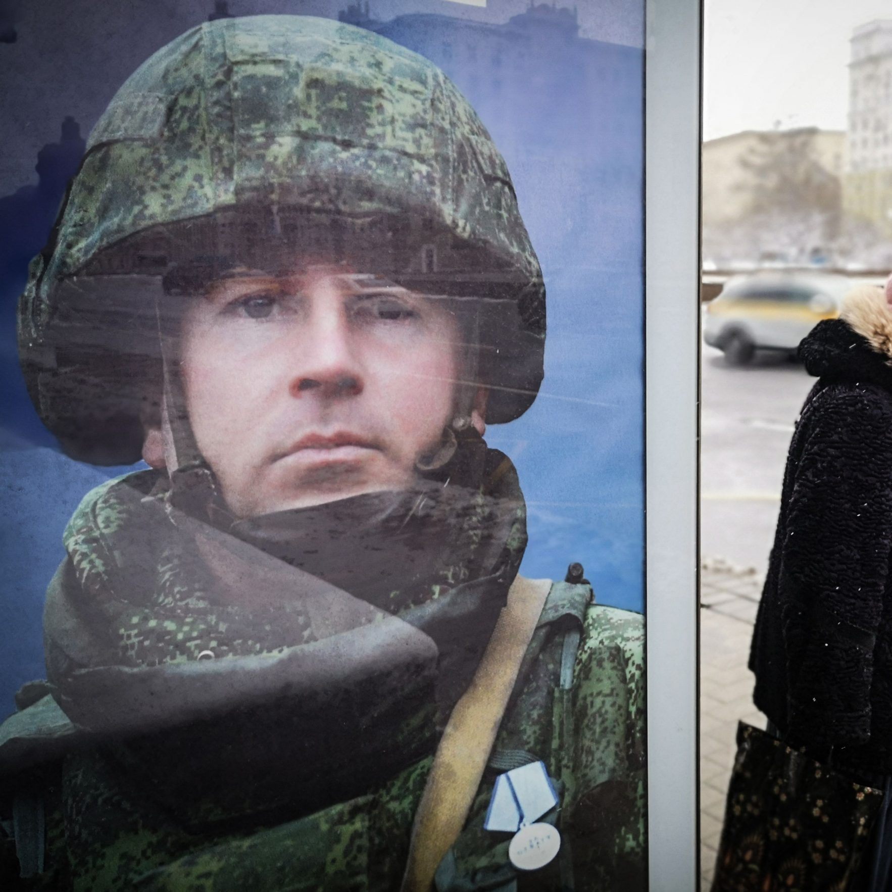 Russland wirbt mit Plakaten um Rekruten für die Armee.