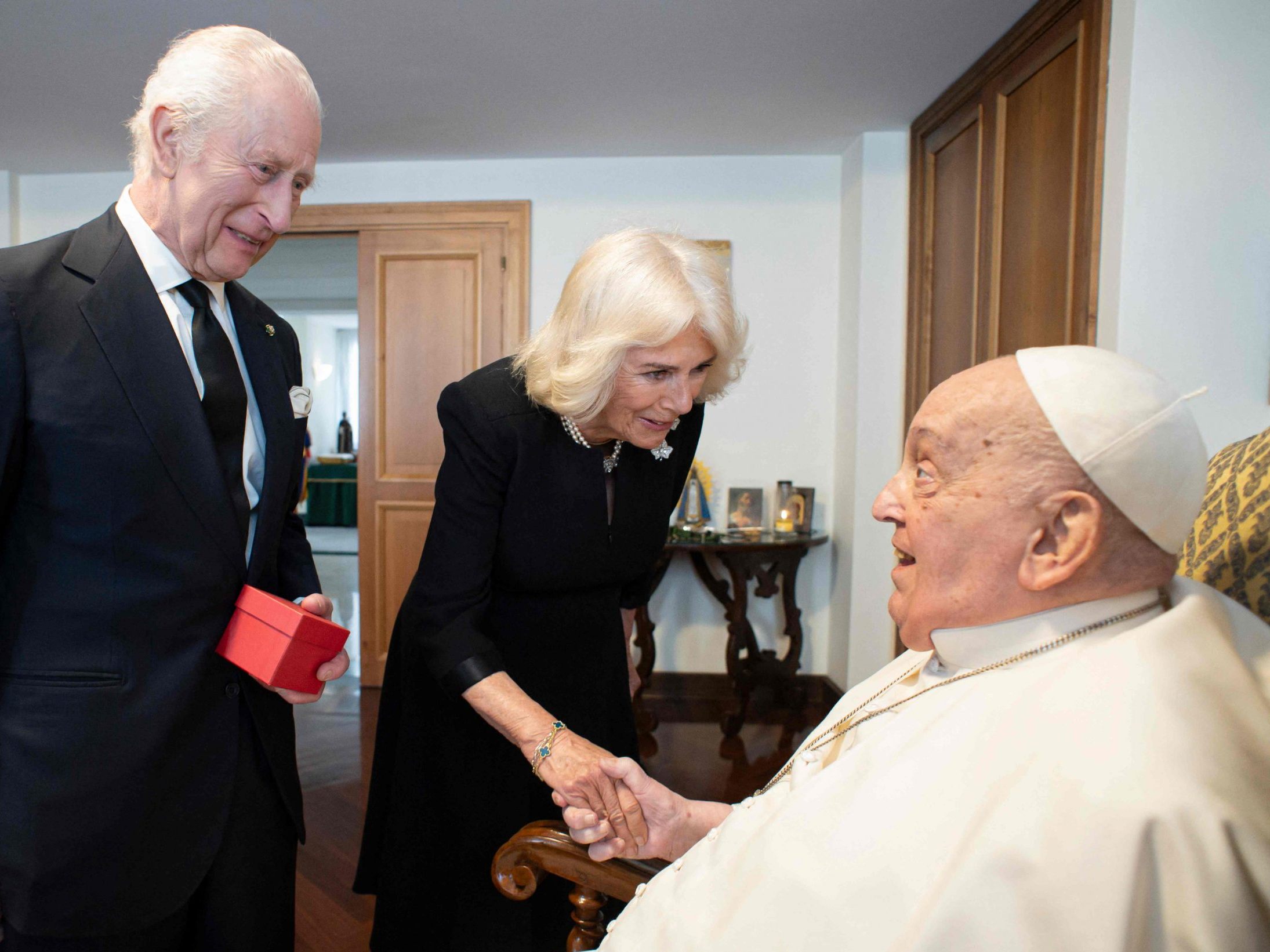 Überraschungsbesuch von König Charles und Camilla beim Papst. Überraschungsbesuch von König Charles und Camilla beim Papst.
