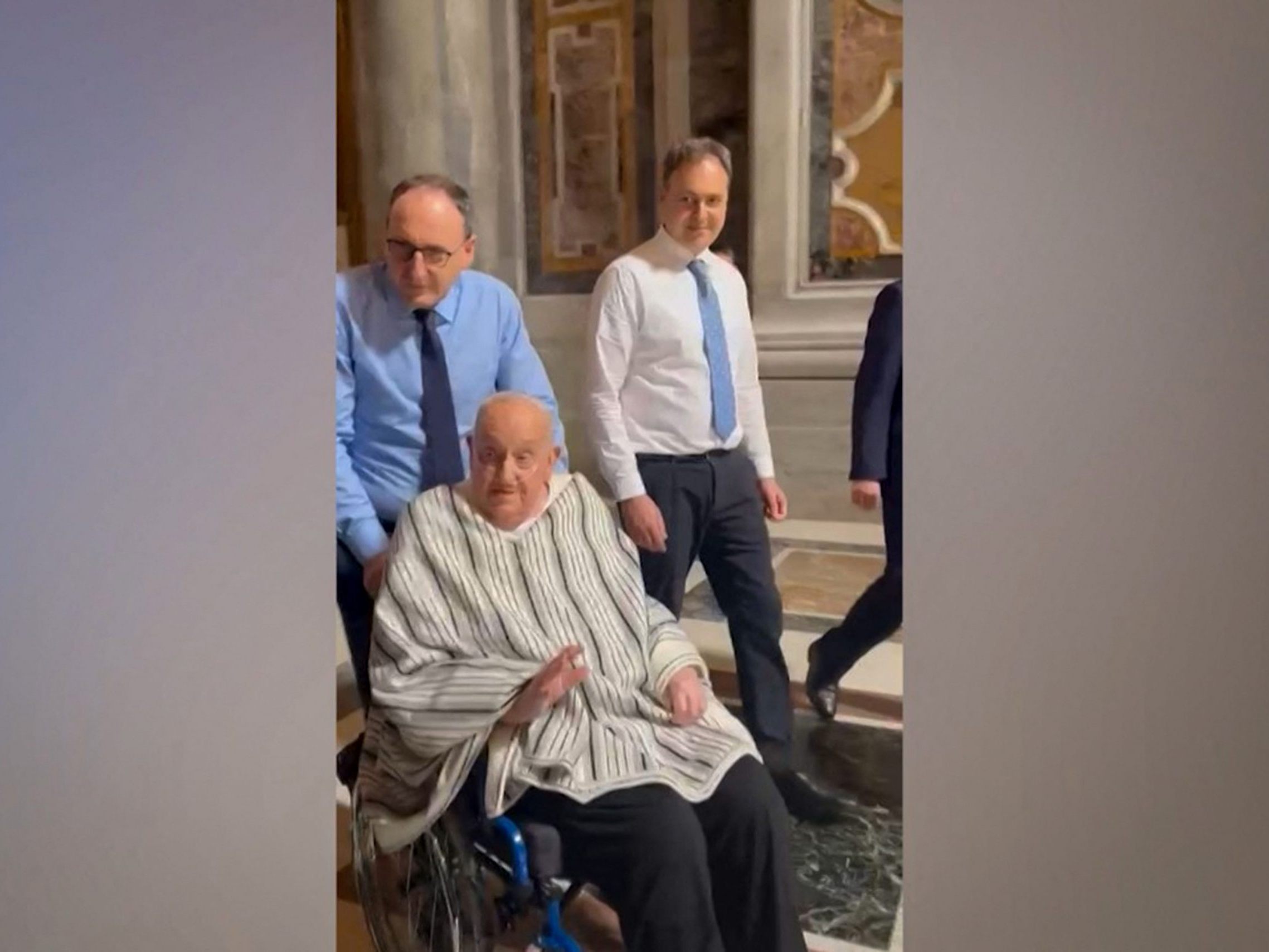 Der Pontifex zeigte sich erstmals ohne Amtskleidung im Petersdom.