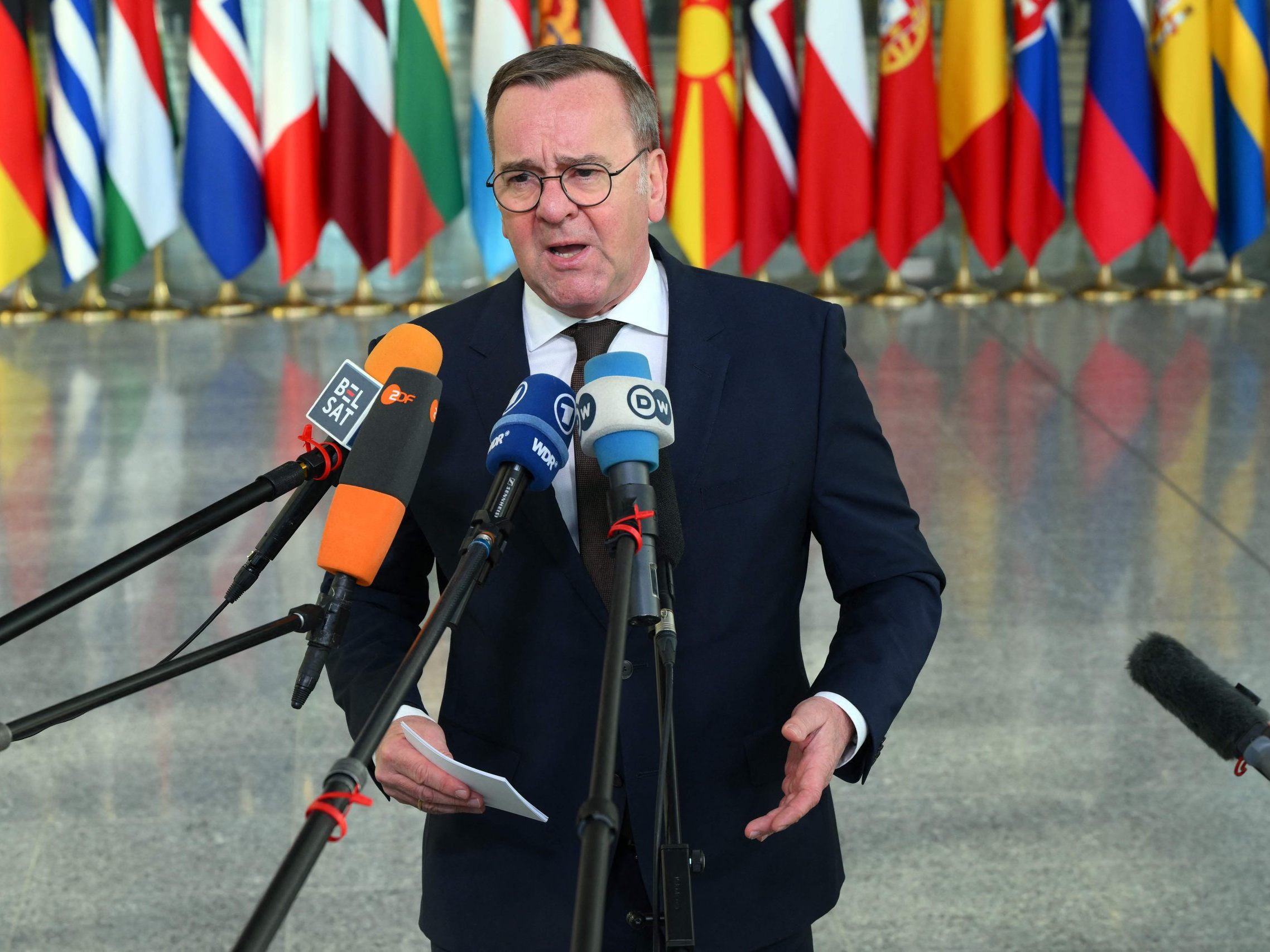 Deutschland kündigt der Ukraine umfangreiche neue Waffenlieferungen an, darunter über 1100 Radarsysteme, IRIS-T-Flugabwehrsysteme, Munition und Panzer, um deren Verteidigungsfähigkeit langfristig zu stärken.