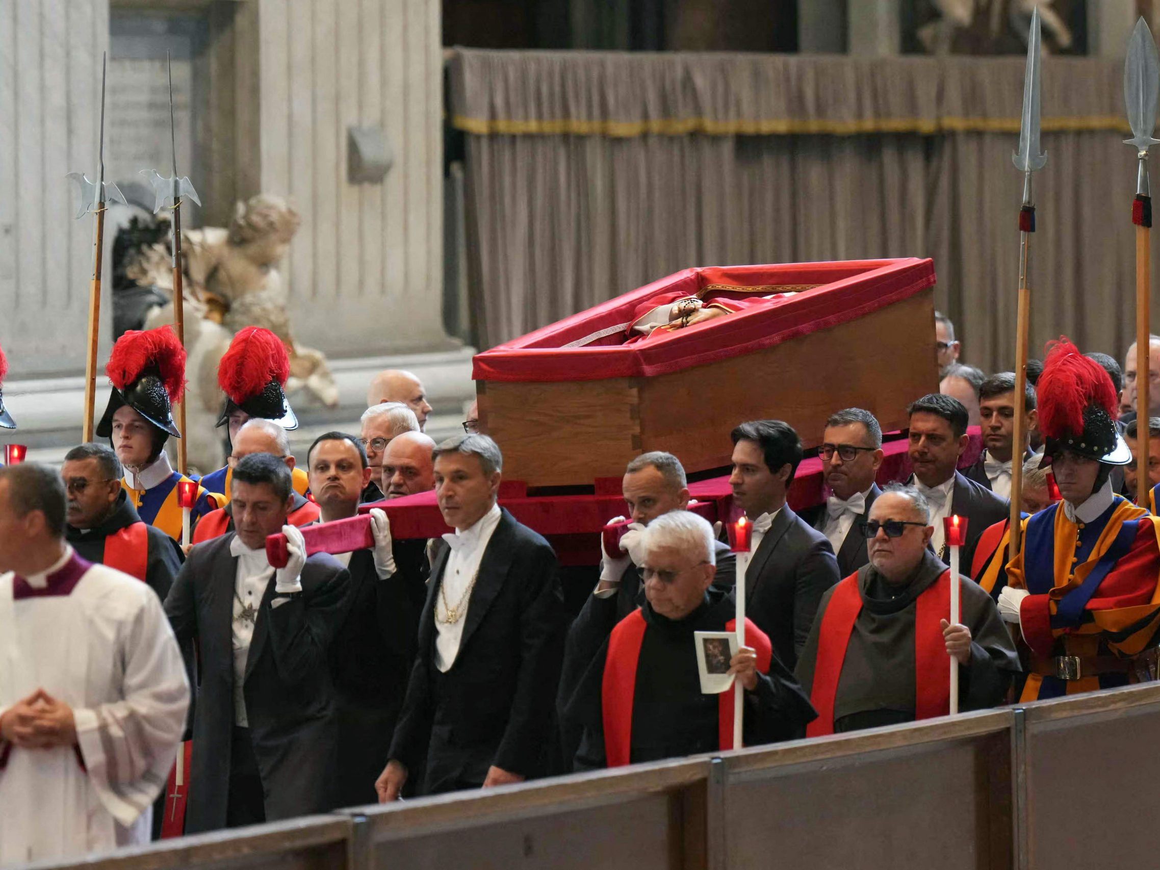 Der Leichnam von Papst Franziskus wird in den Petersdom gebracht.